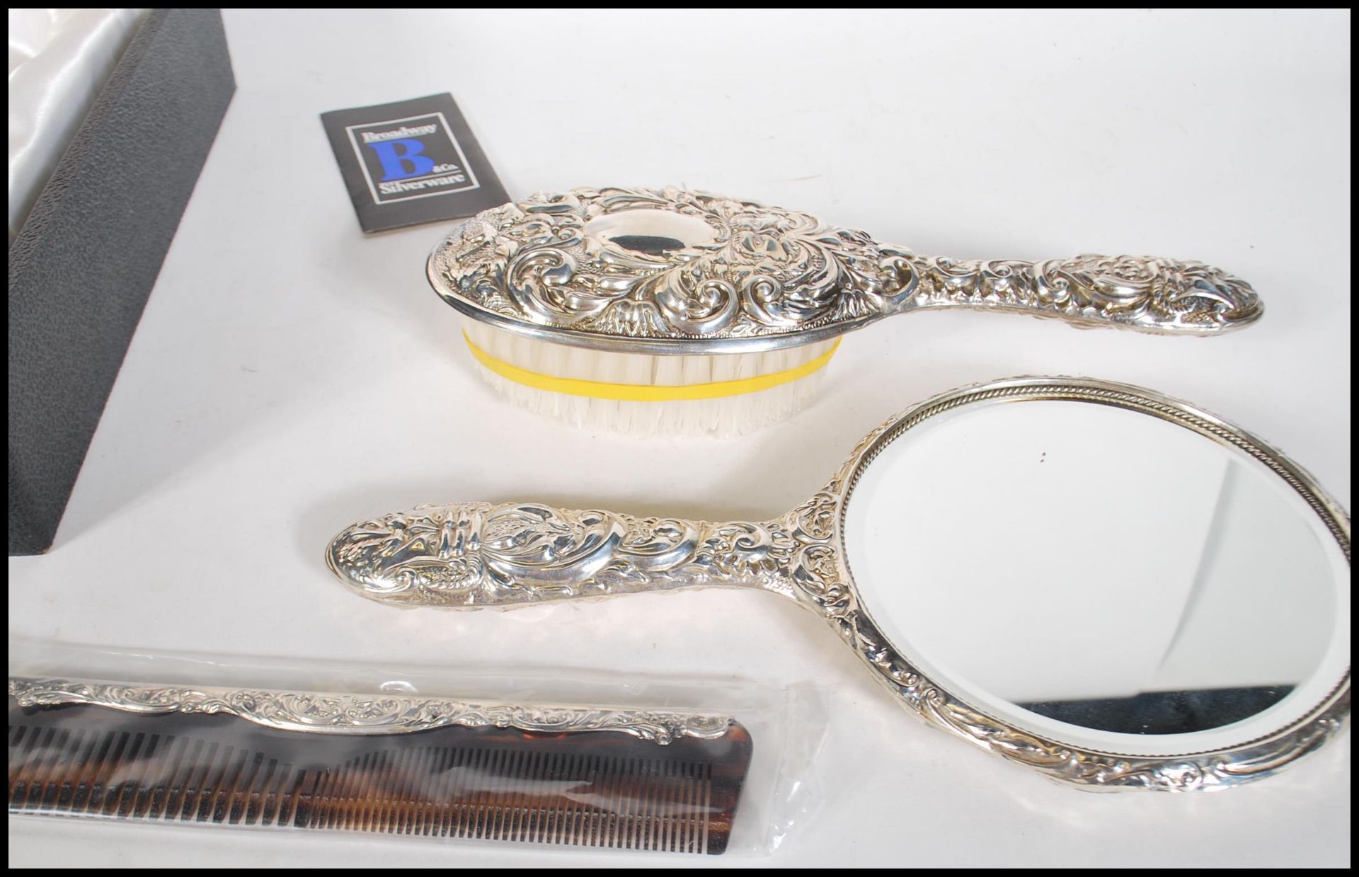 A Broadway silver backed dressing table hair brush and mirror set, having repousse scrolled - Bild 3 aus 7