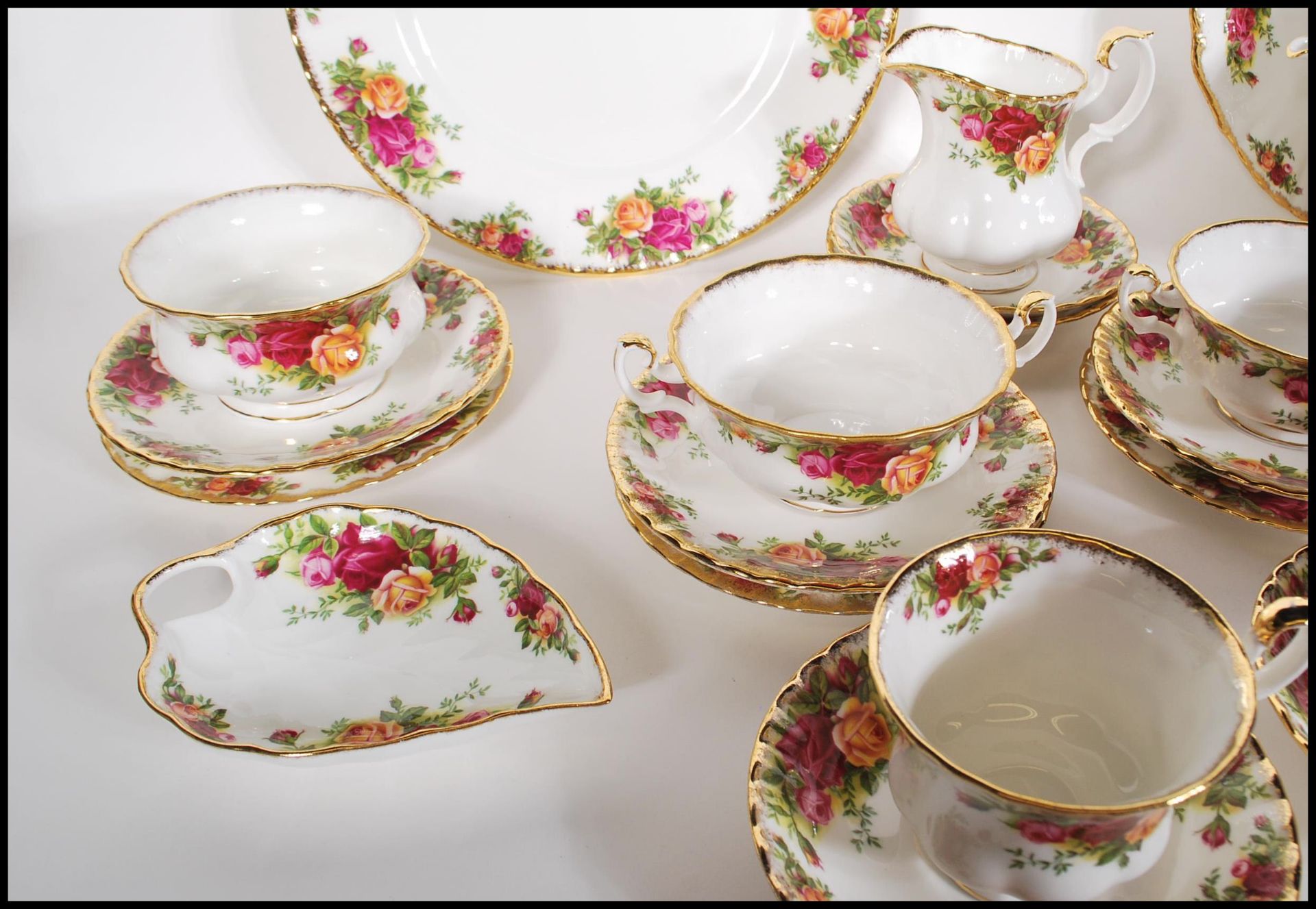 A Royal Albert Old Country Roses part tea set to include creamer jug, sugar bowl, cups, saucers, - Bild 4 aus 10