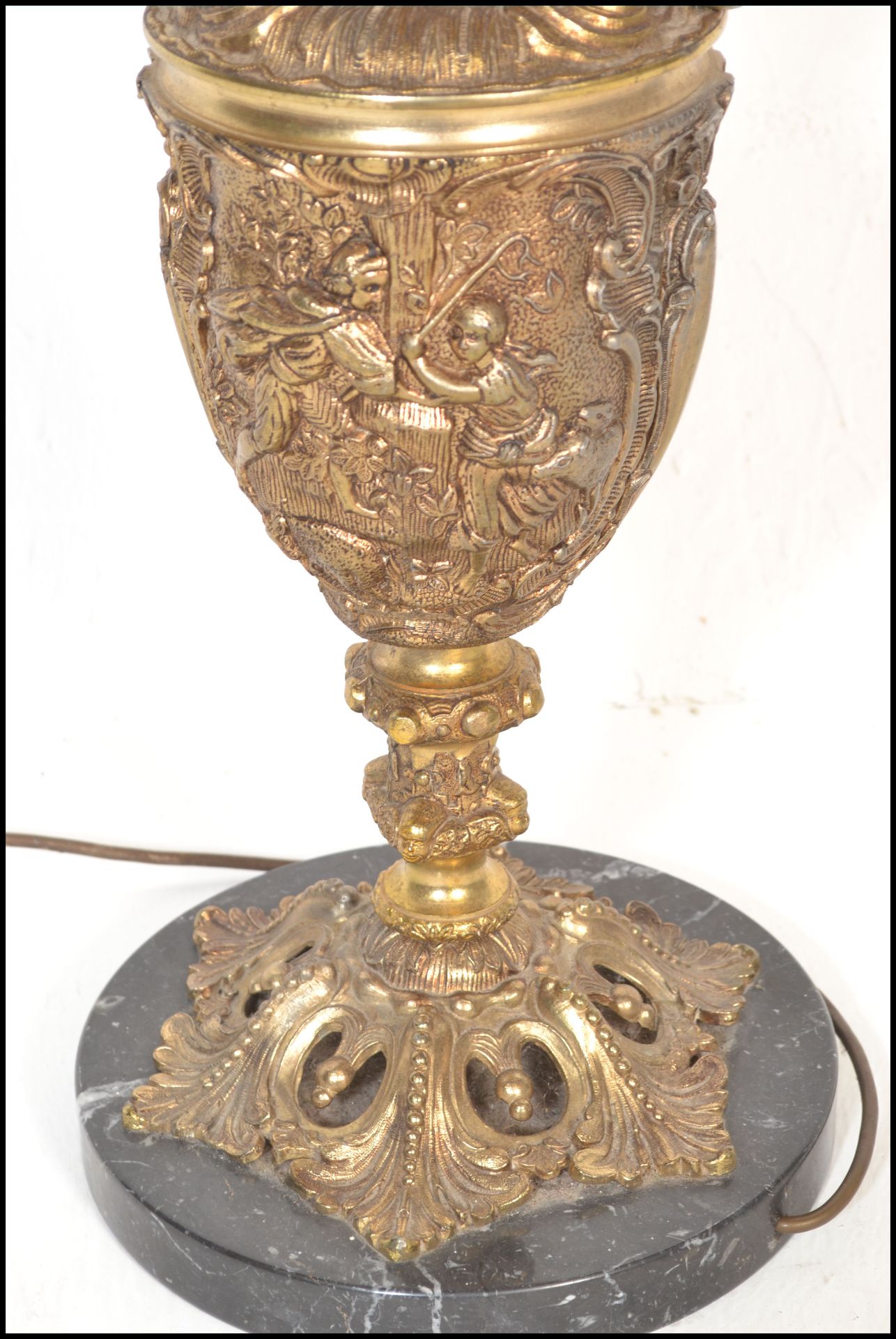 A large 20th Century twin handled gilt metal table lamp of urn shape form having pictorial relief - Bild 4 aus 5