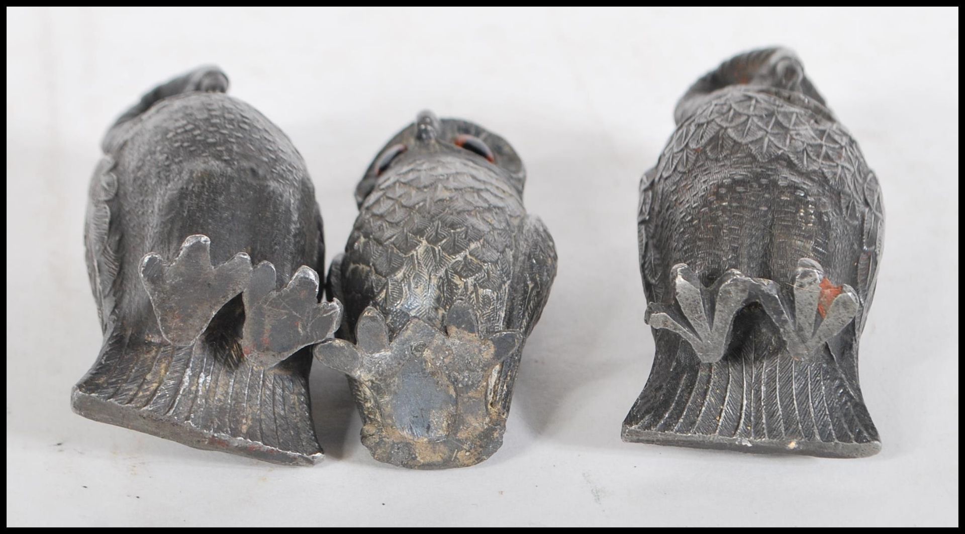 A pair of 19th Century French pewter pepperette condiments in the form of owls, along with another - Bild 7 aus 7