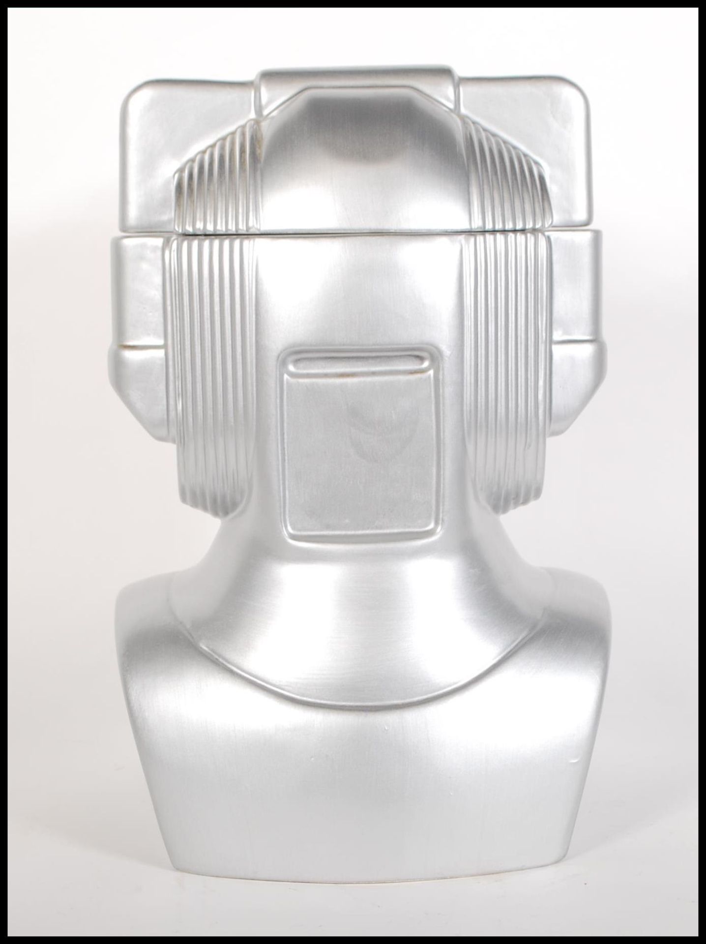 A novelty ceramic biscuit tin in the form of a Doctor Who Cyberman having a silvered finish, the top - Bild 3 aus 6