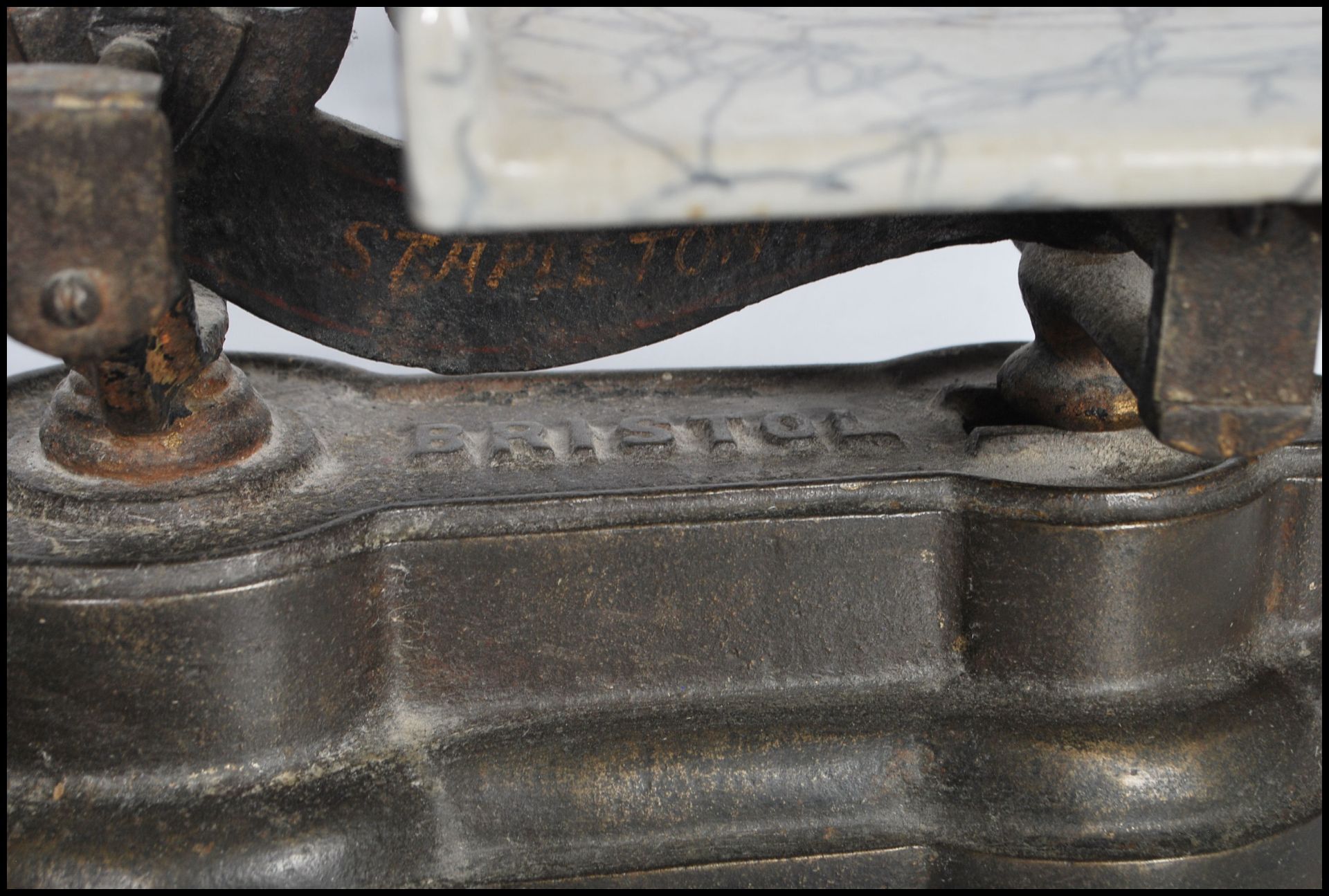 Local interest - A set of 19th / 20th Century cast metal balance grocery / butchers advertising - Bild 6 aus 7