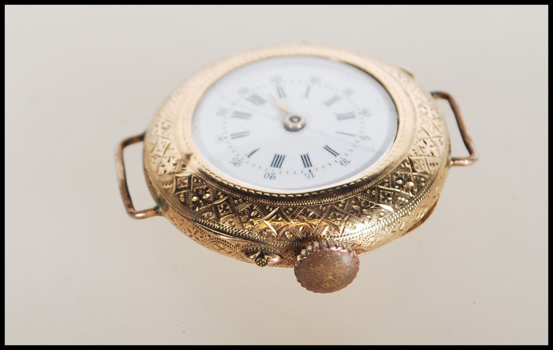 A marked 14ct gold wrist watch having chase decoration to front and verso with central monogrammed - Bild 3 aus 8