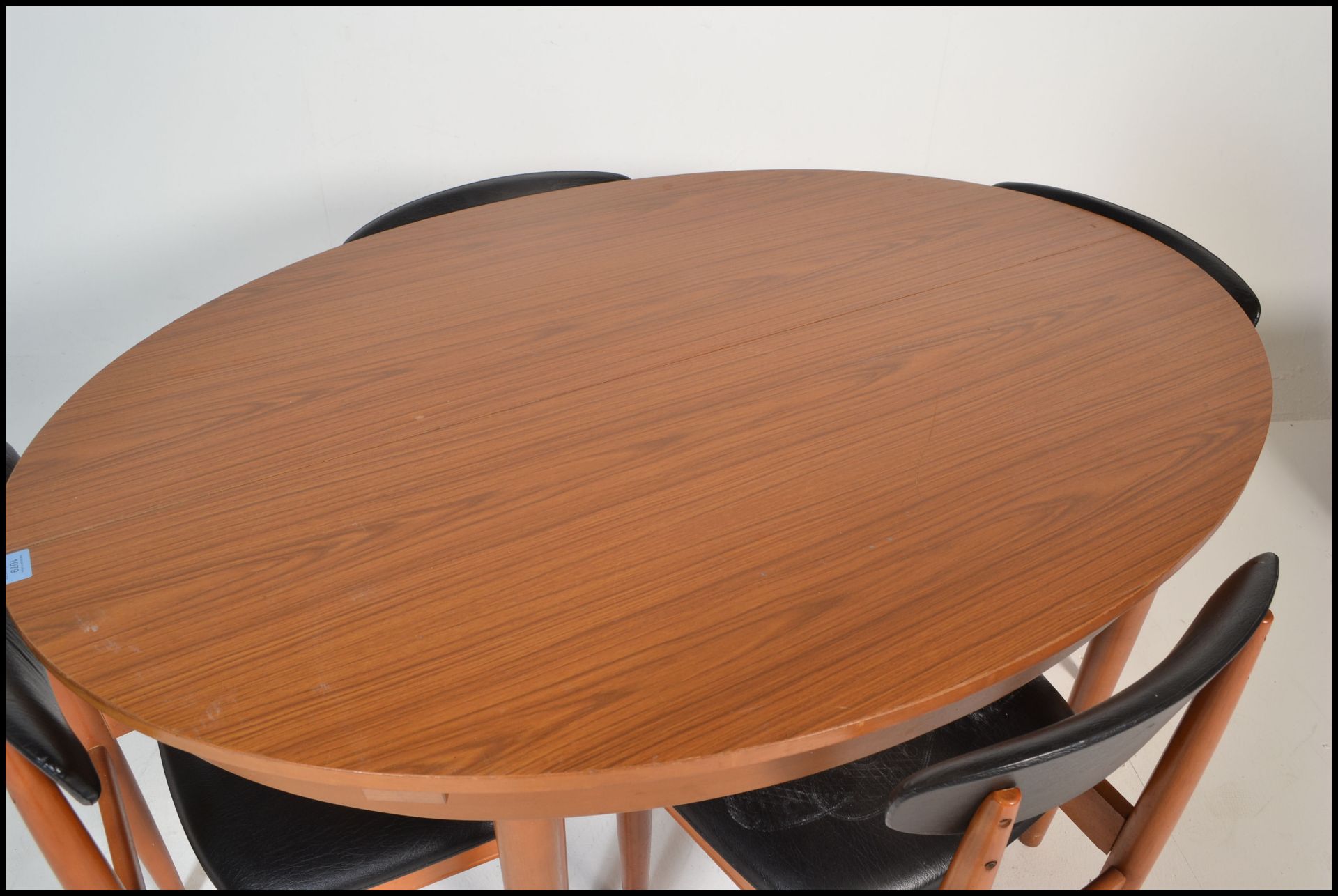 A 20th Century retro 1960's teak wood extending dining table of oval form raised on tapering legs - Bild 3 aus 4