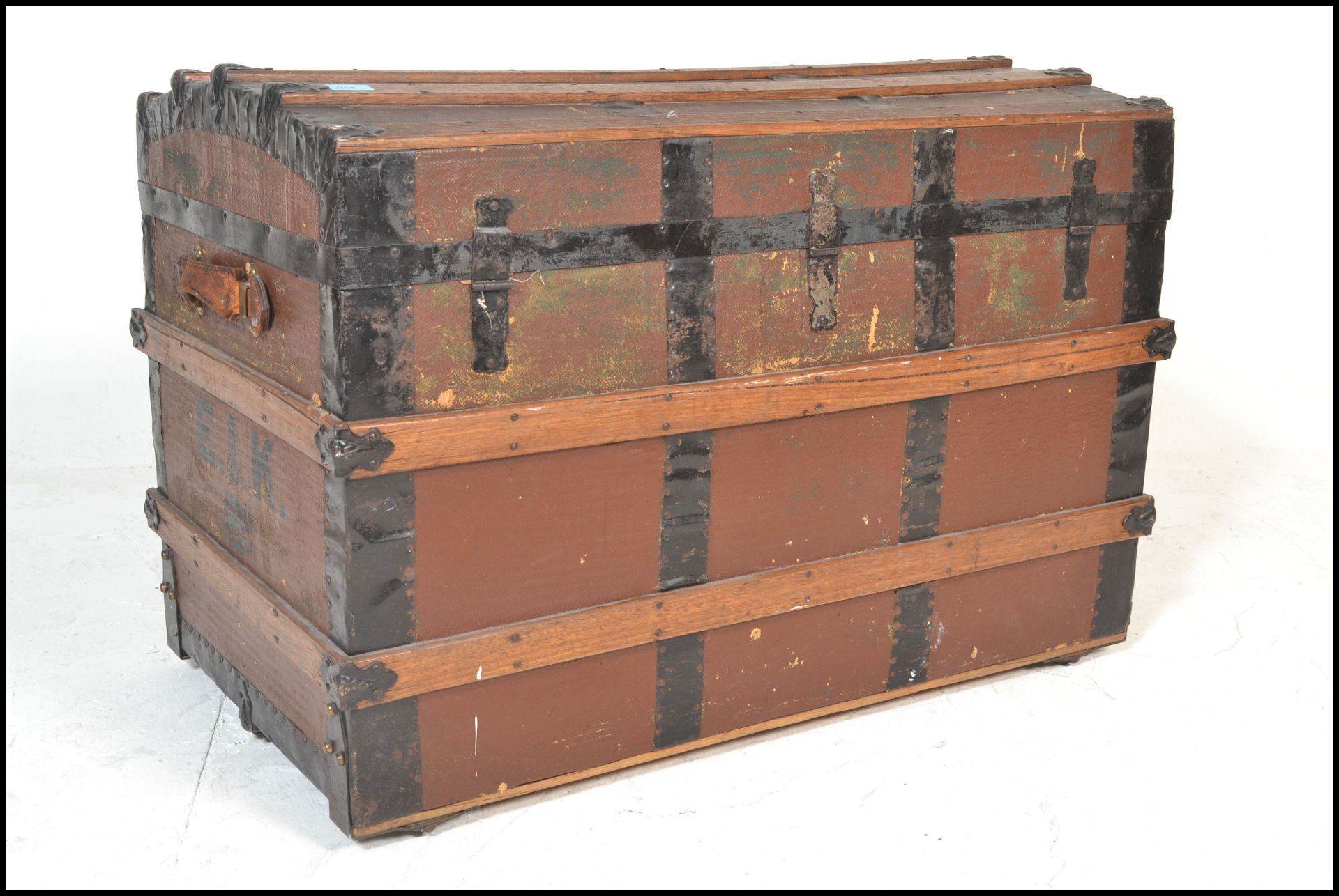 A Victorian 19th century wooden and canvas bound large dome top steamer trunk. Brown canvas with - Bild 2 aus 10