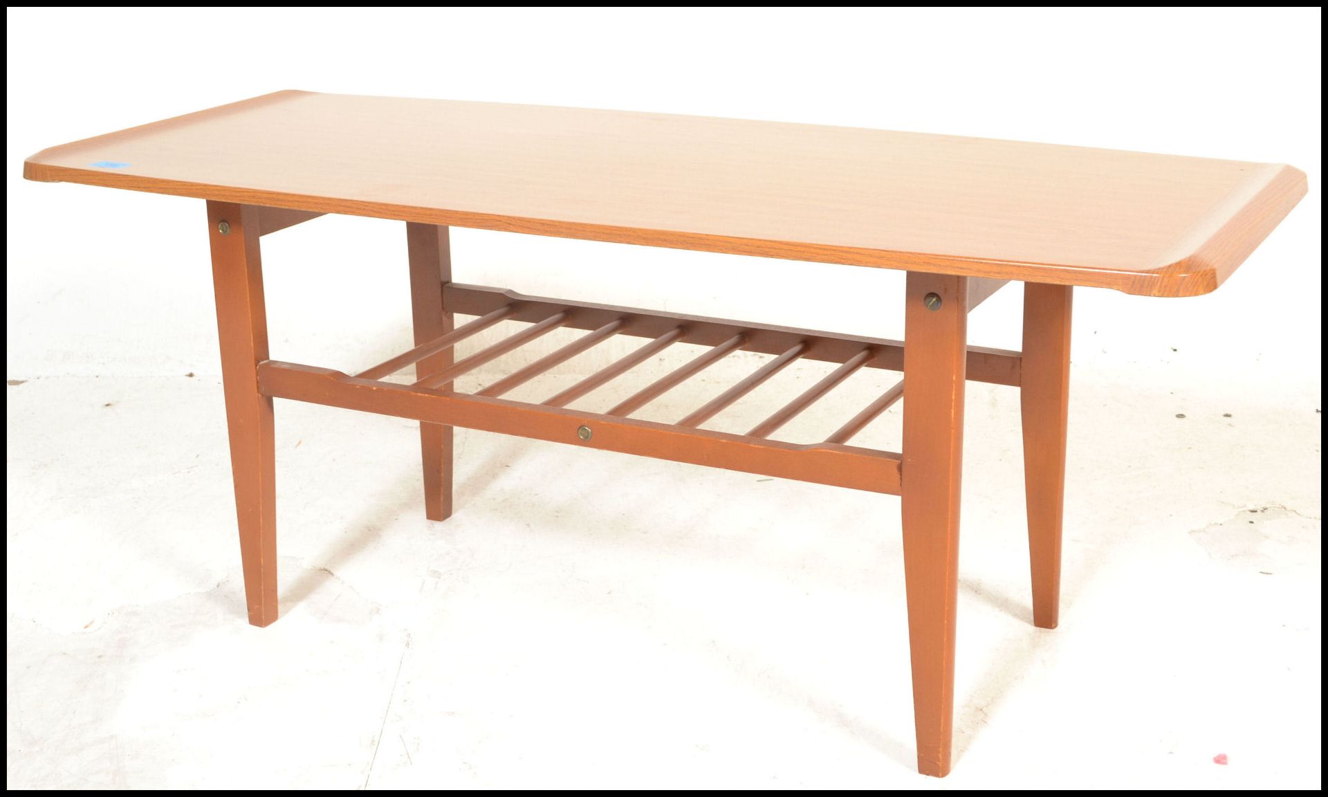 A mid century Danish influence faux teak wood long john coffee table being raised on tapering legs - Bild 4 aus 6