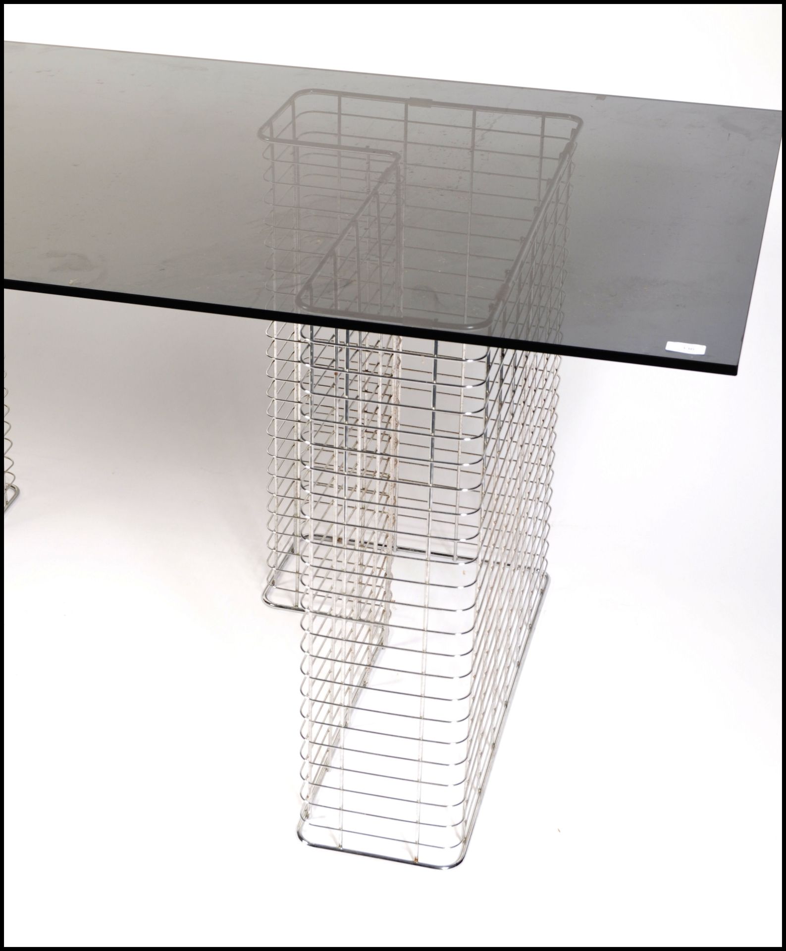 A 1980's 20th century modernist retro chrome wire and glass desk comprising of two ' L ' shaped - Bild 4 aus 5