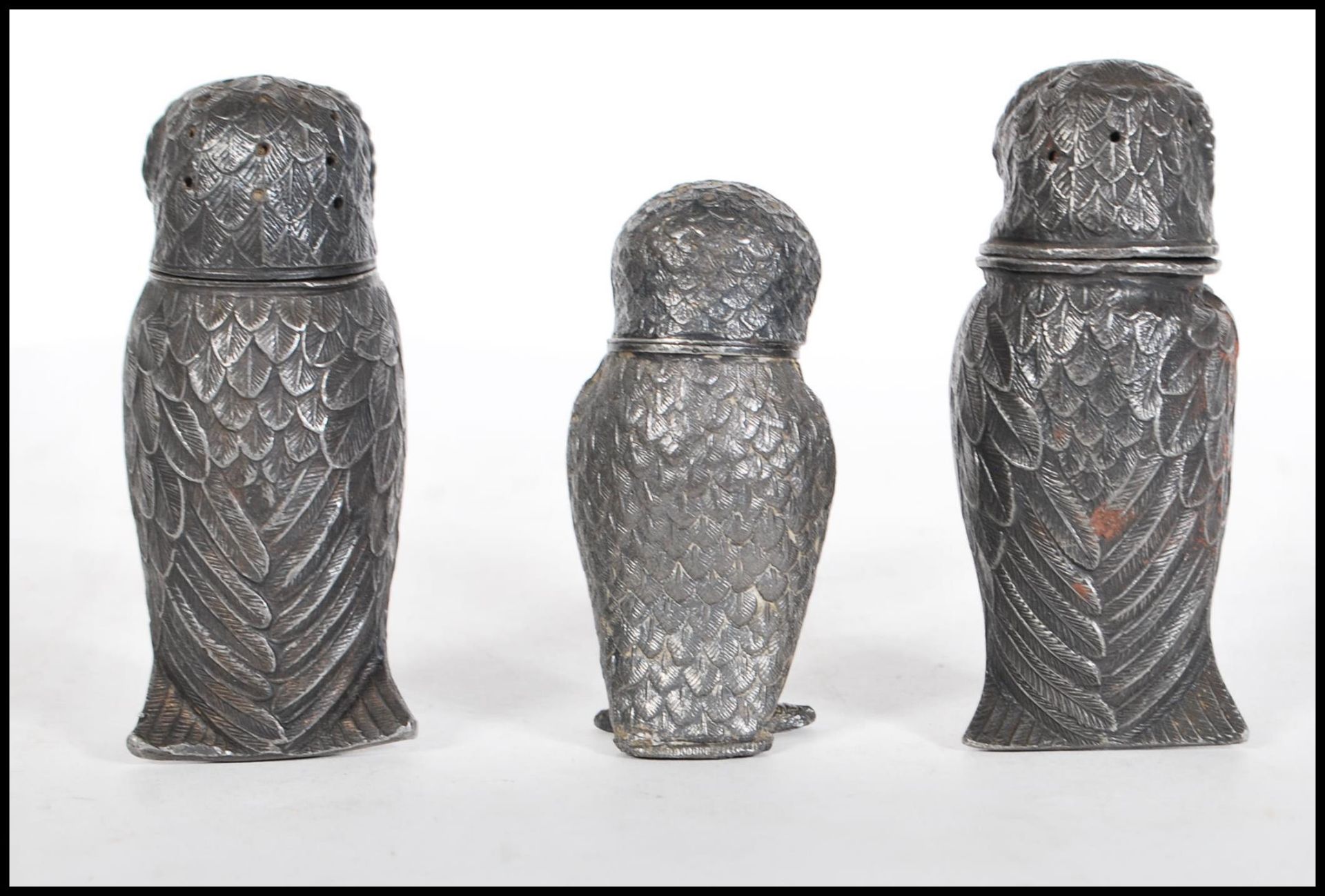 A pair of 19th Century French pewter pepperette condiments in the form of owls, along with another - Bild 5 aus 7