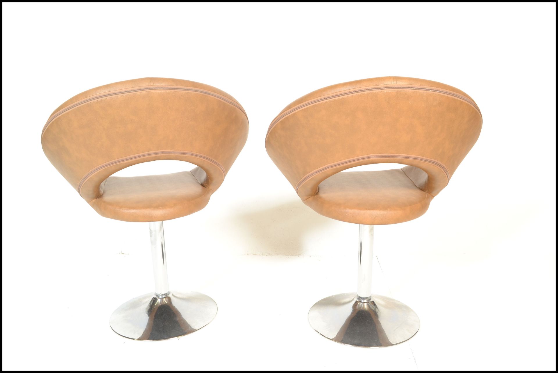 A pair of contemporary modernist satellite style swivel chairs raised on central chromed columns - Bild 5 aus 5