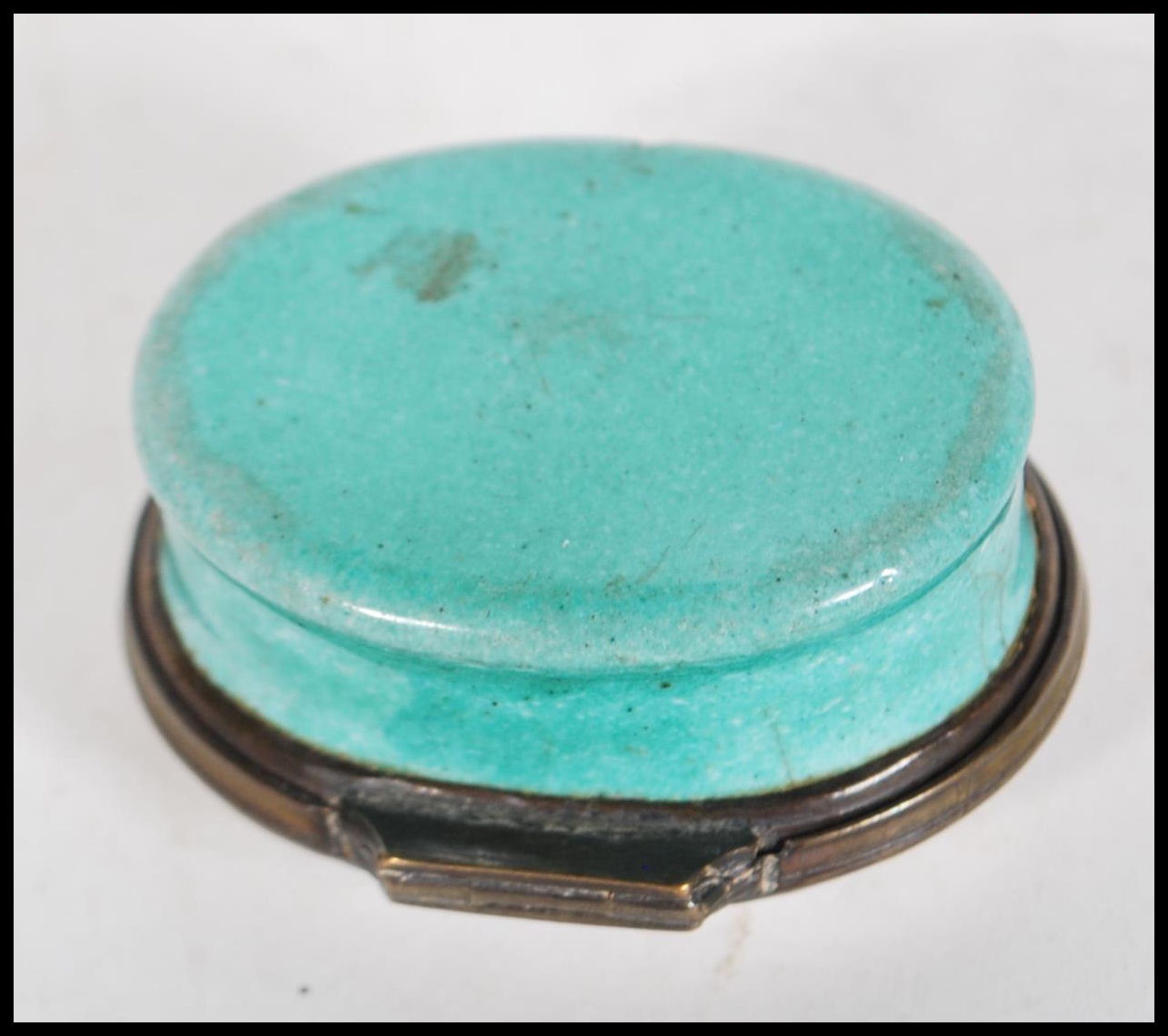 An 18th Century Bilston enamelled patch box of green and white ground of ovular form, the lid having - Bild 6 aus 6