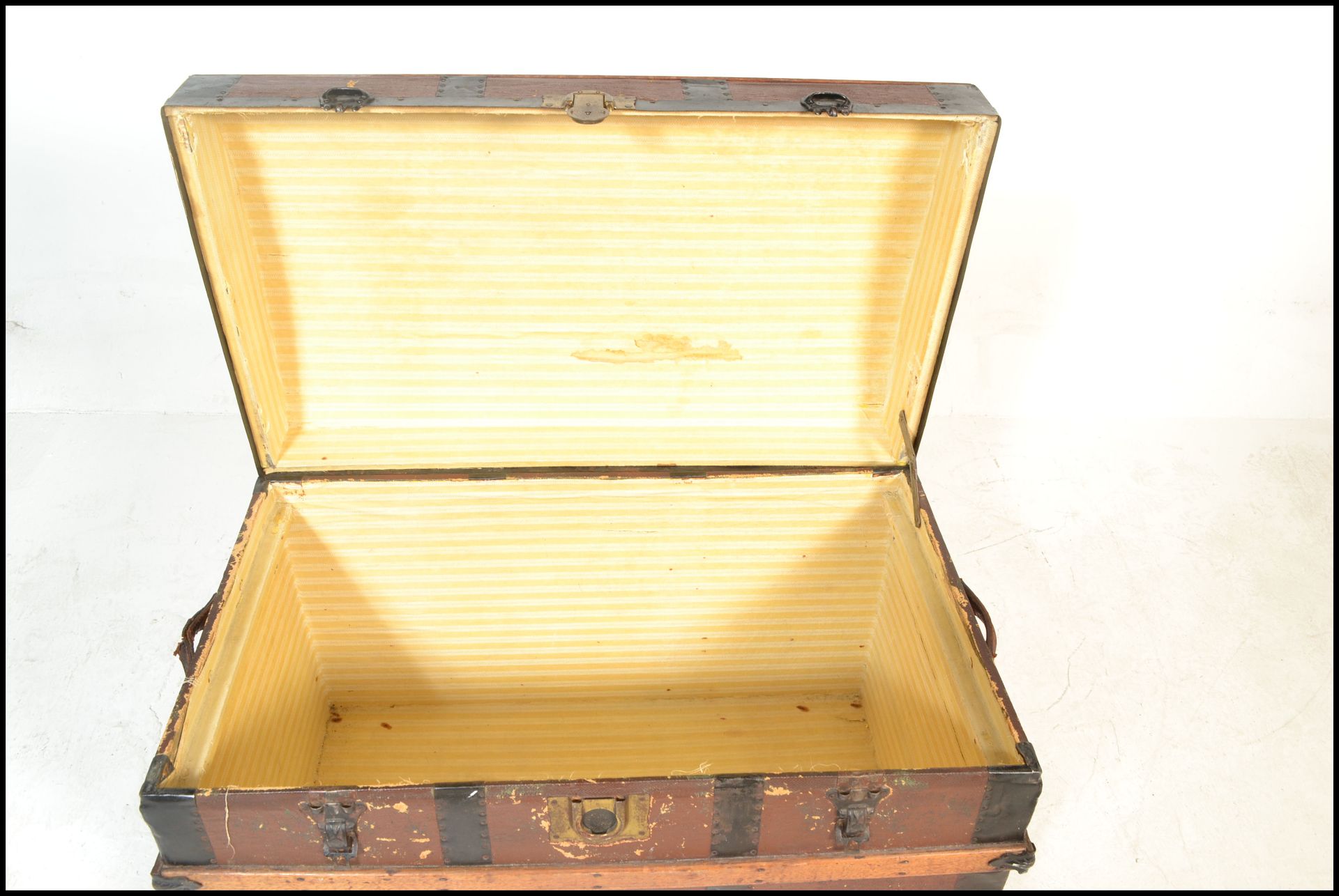 A Victorian 19th century wooden and canvas bound large dome top steamer trunk. Brown canvas with - Bild 7 aus 10