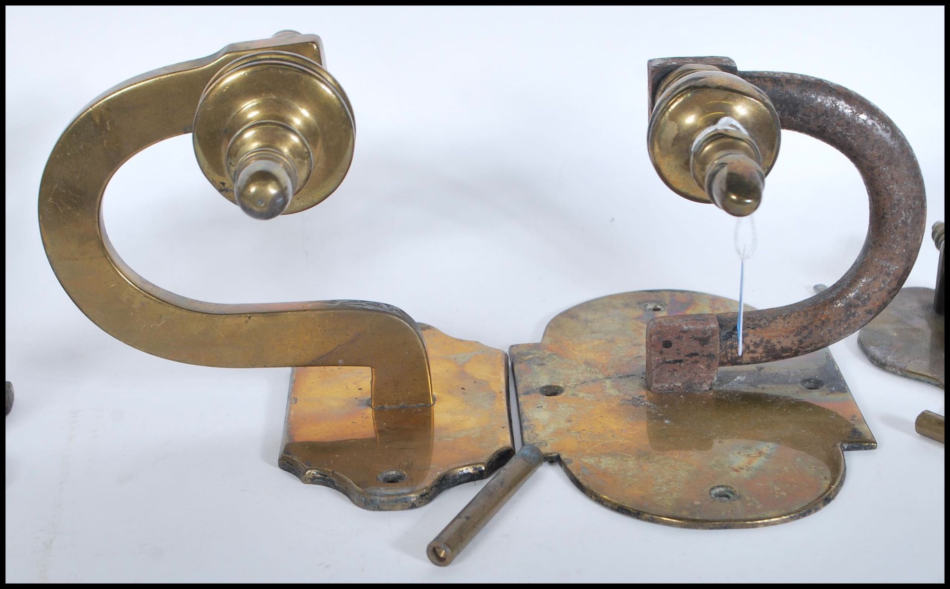 A small group of vintage brass brackets to include two carriage lantern holders, adjustable wall - Bild 3 aus 4