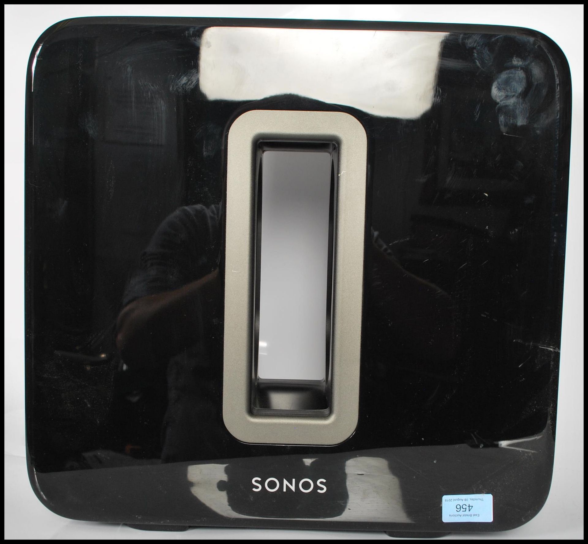 A contemporary Sonos Sub subwoofer bass speaker in black having a polished finish. Power cables - Bild 2 aus 5