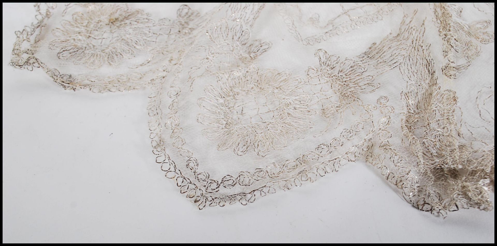 An early 20th Century Edwardian ladies lace waistcoat of small proportions, having silver woven - Bild 6 aus 6