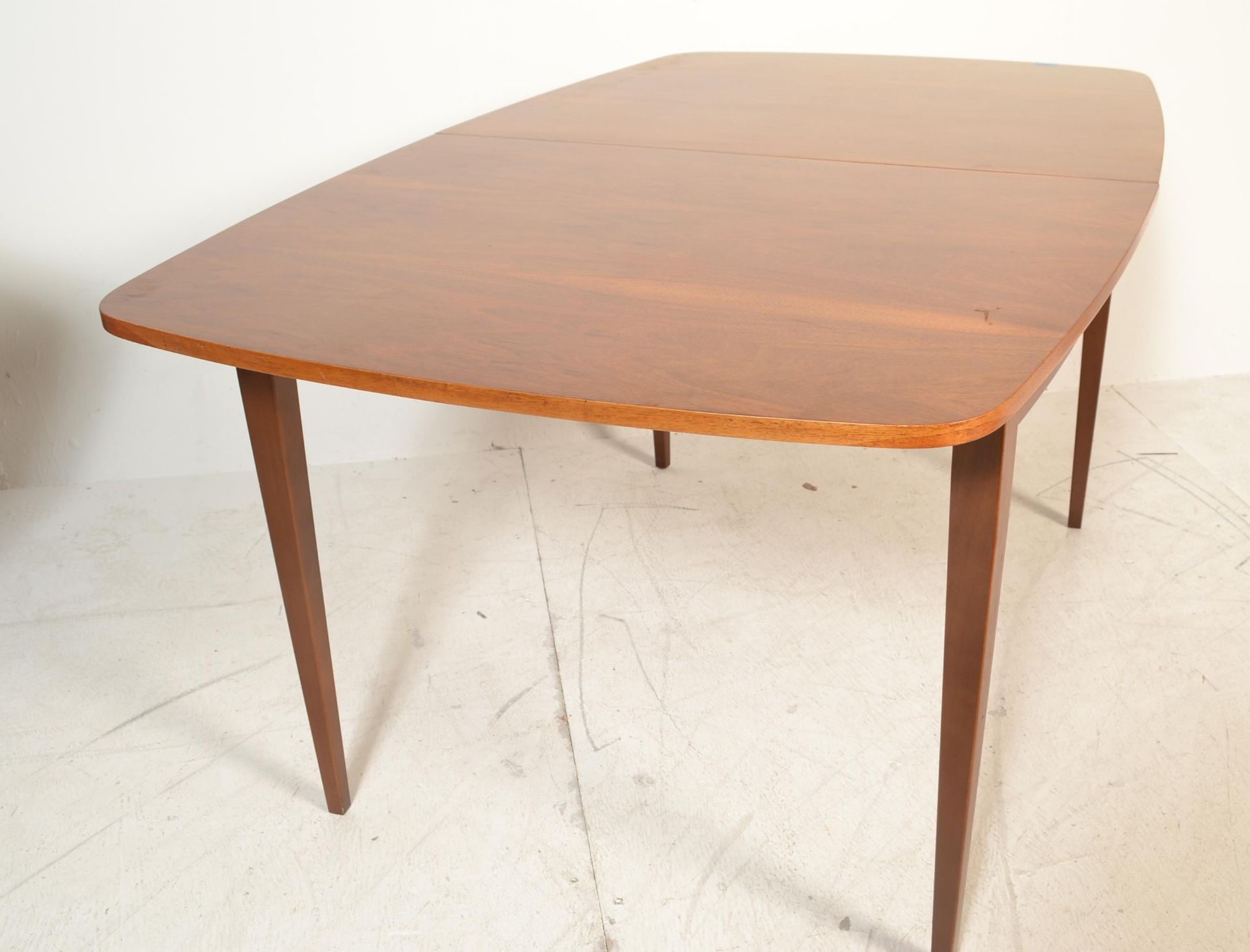 A mid century walnut G-Plan dining room suite comprising an extending rectangular walnut dining - Bild 7 aus 15