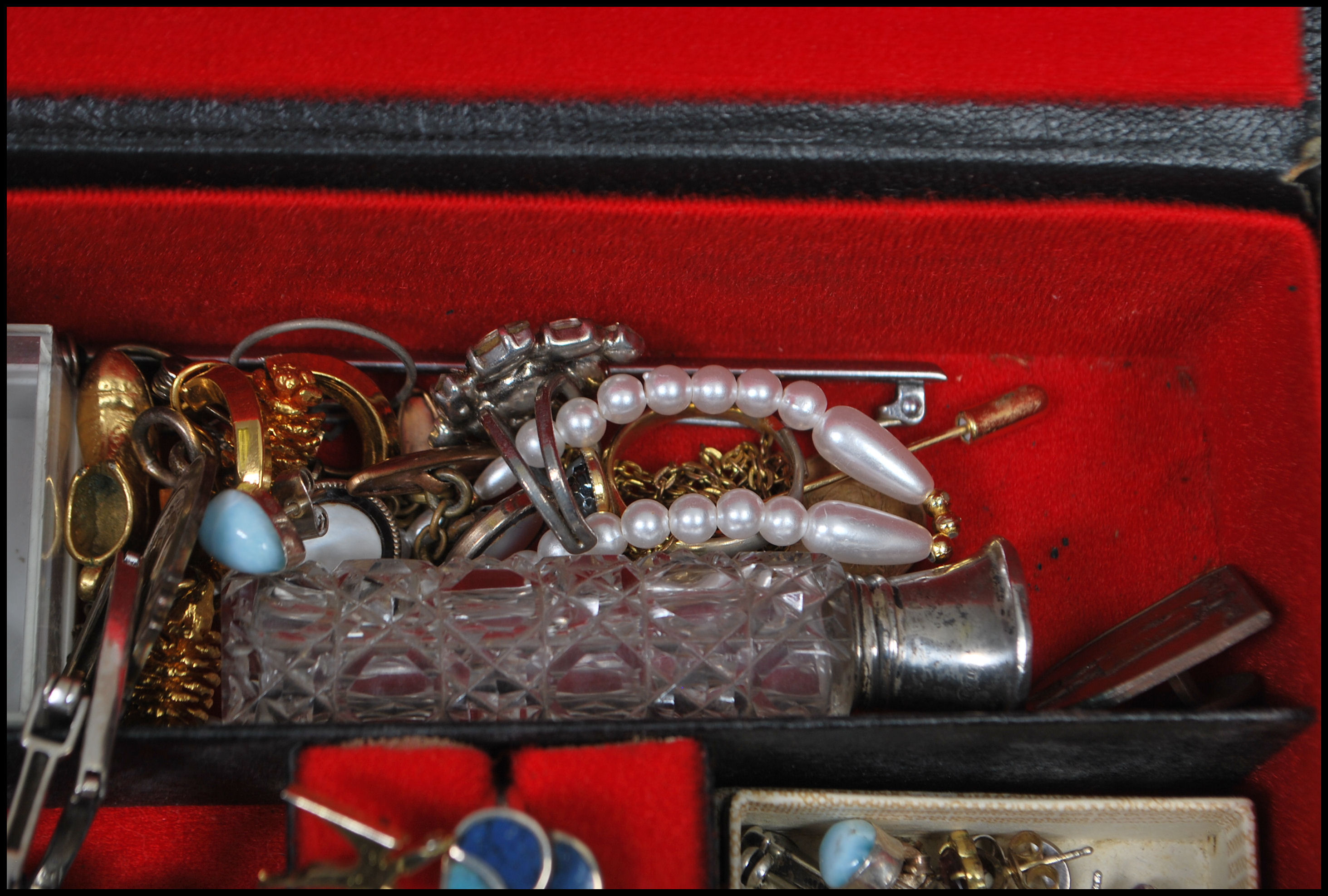 A collection of costume jewellery to include, silver rings, earings, brooches, fob watches,bracelet, - Image 7 of 7