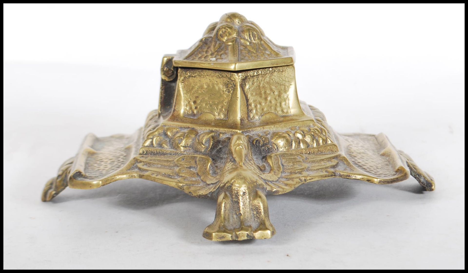 An early 20th Century cast brass inkwell of stepped hexagonal form decorated with birds and floral - Bild 2 aus 7