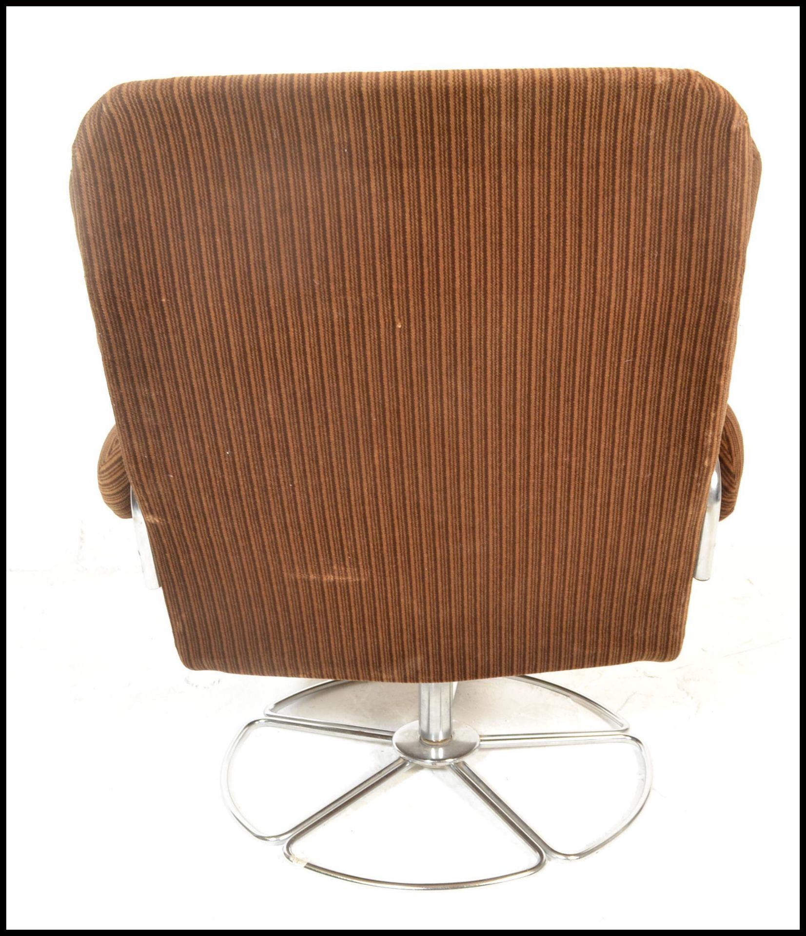 A mid century retro Danish influenced swivel easy armchair being upholstered in the original - Bild 3 aus 6