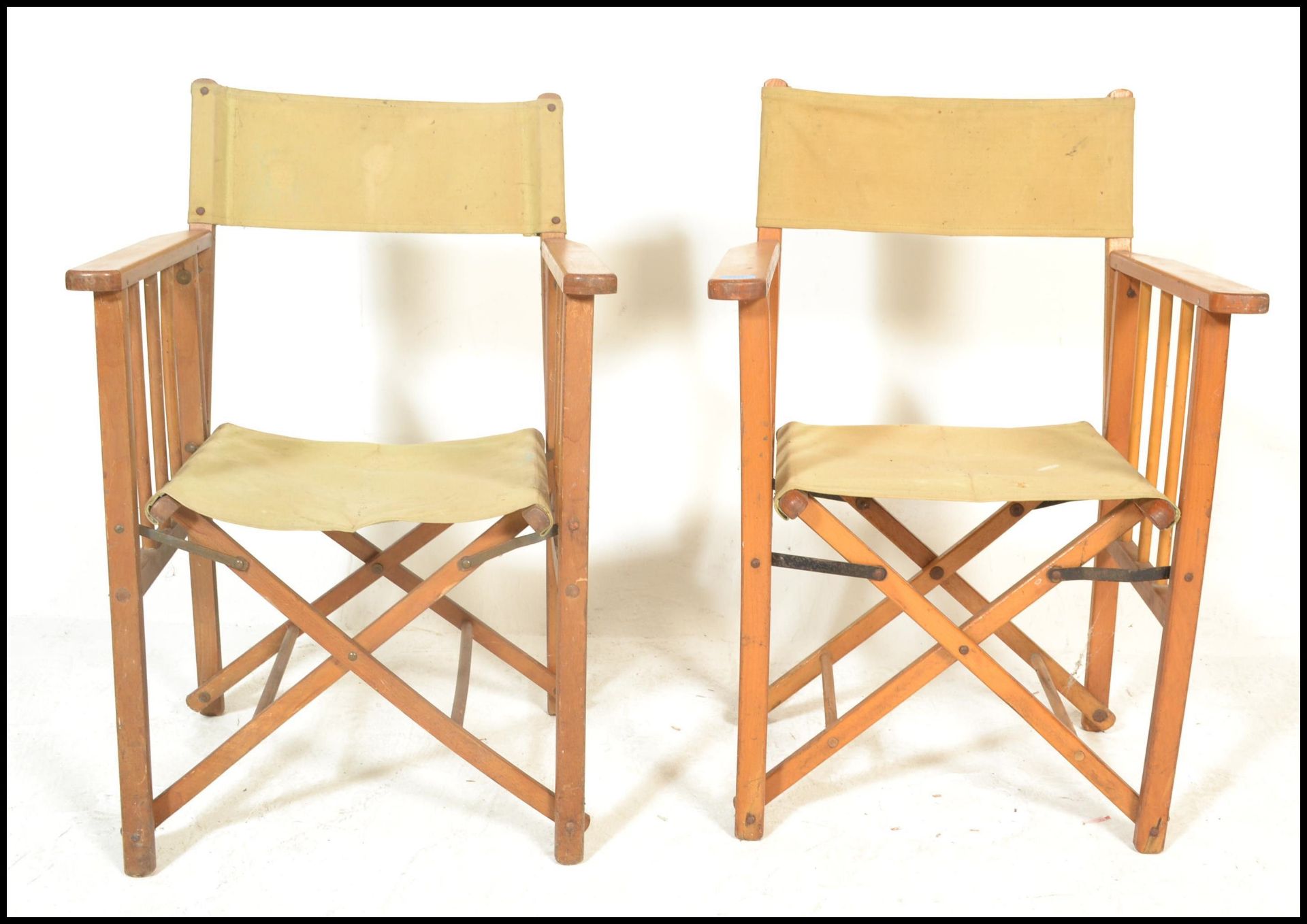 A group of four retro mid 20th Century wooden and canvas upholstered directors / garden chairs, - Bild 4 aus 9