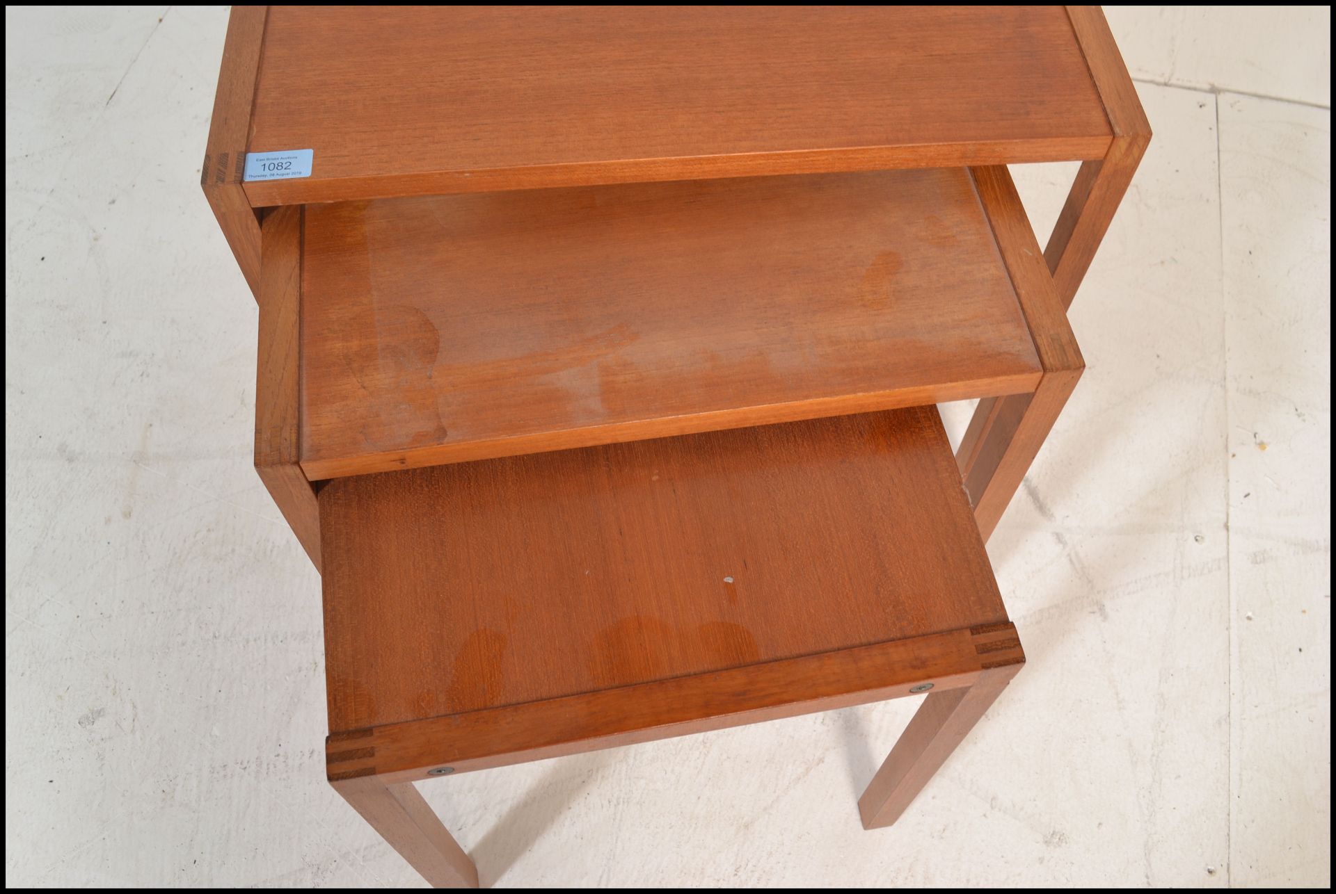 A 20th century retro vintage teak wood nest of tables of simple form with exposed finger joints to - Bild 4 aus 4