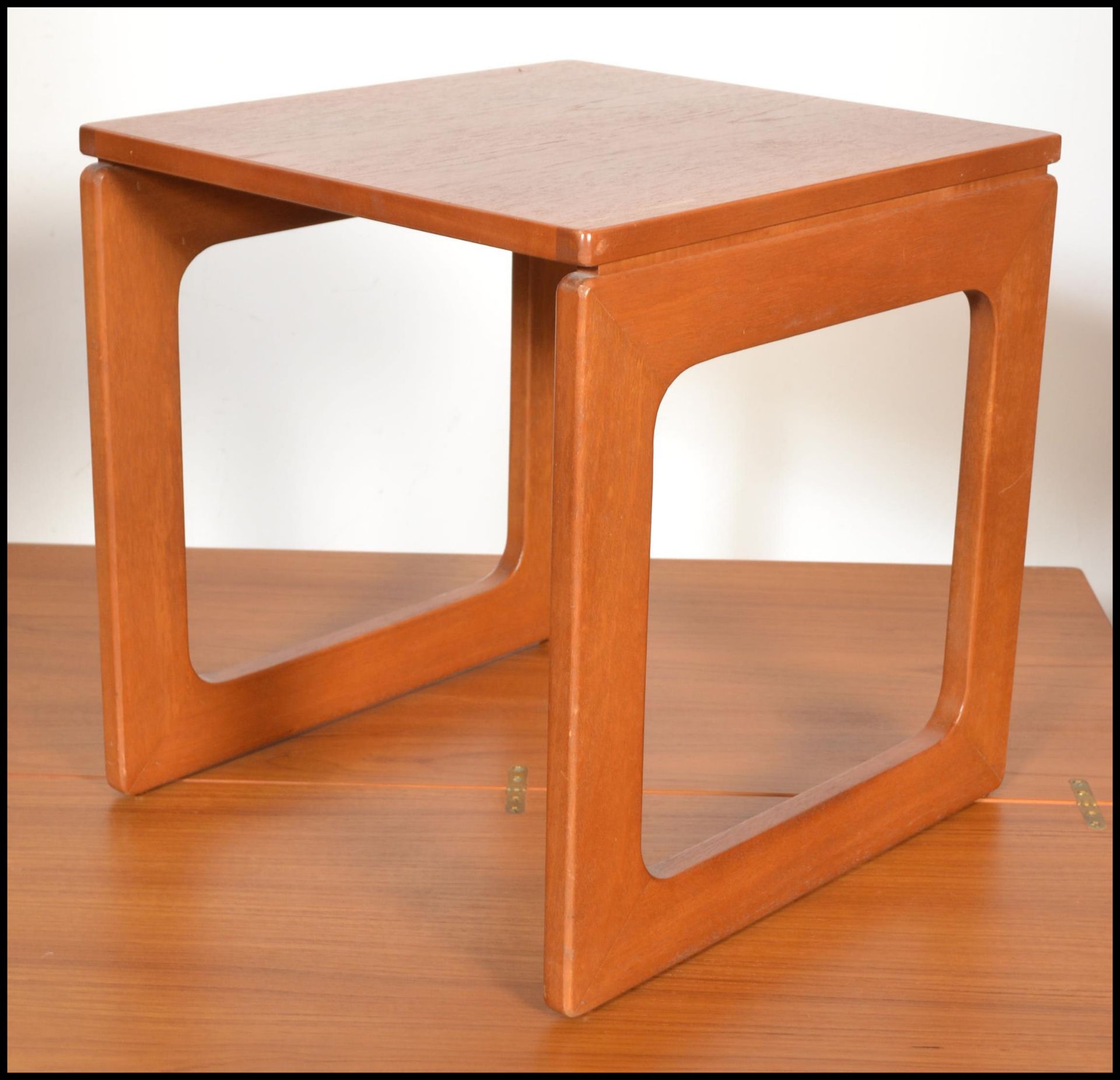 A retro 20th Century Danish inspired teak wood coffee table \ nest, flip over extending table top - Bild 6 aus 7