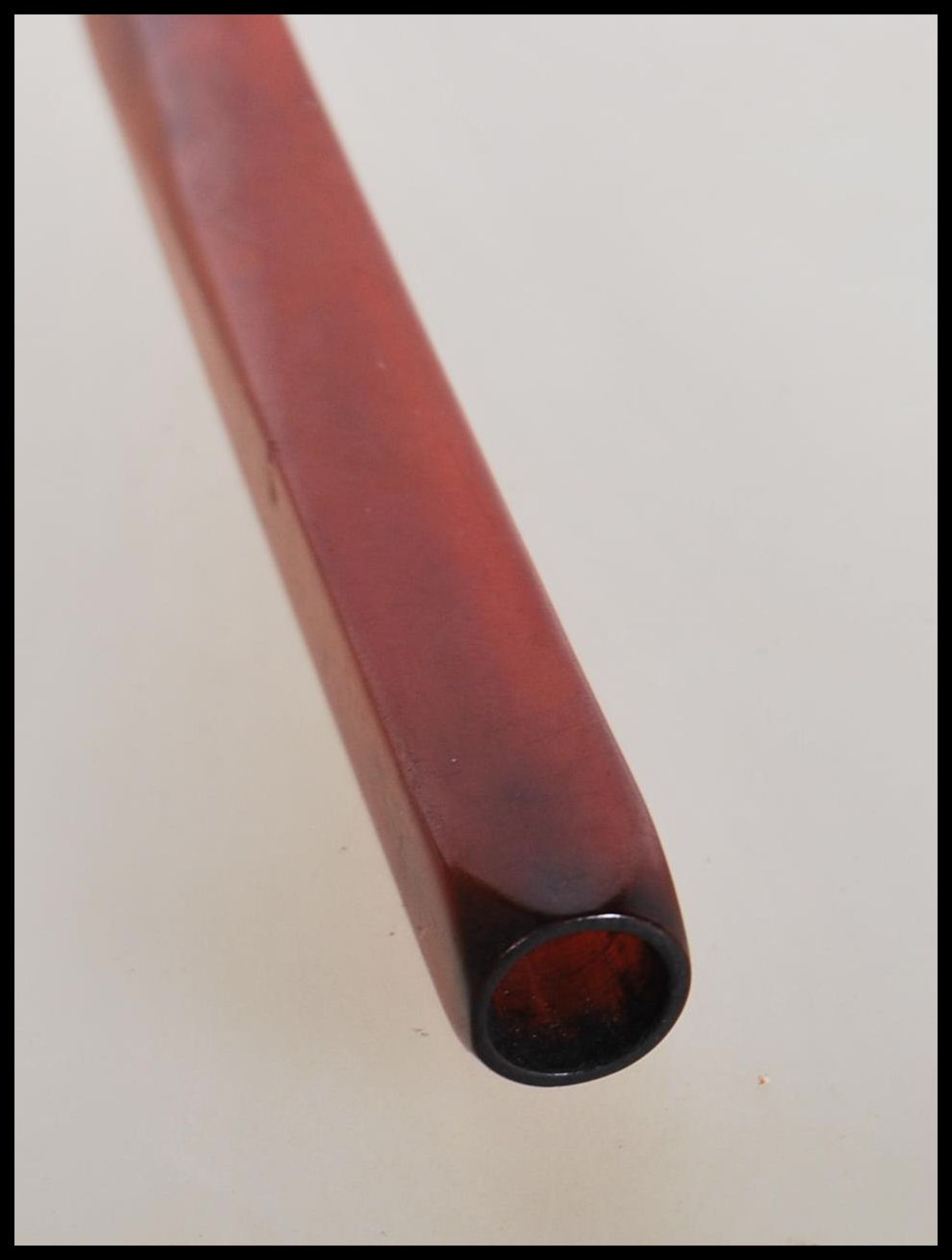 A vintage early 20th Century Art Deco bakelite cigarette cheroot holder being red in colour. - Bild 4 aus 4