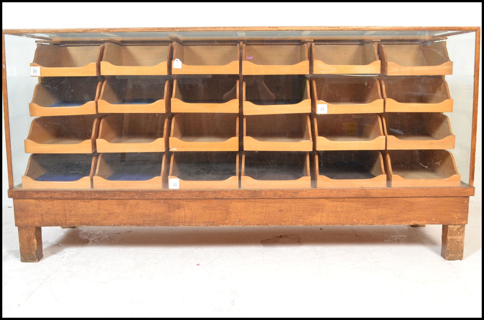 A good early 20th century 1930's Art Deco golden oak multi drawer vintage haberdashery shop - Bild 7 aus 10