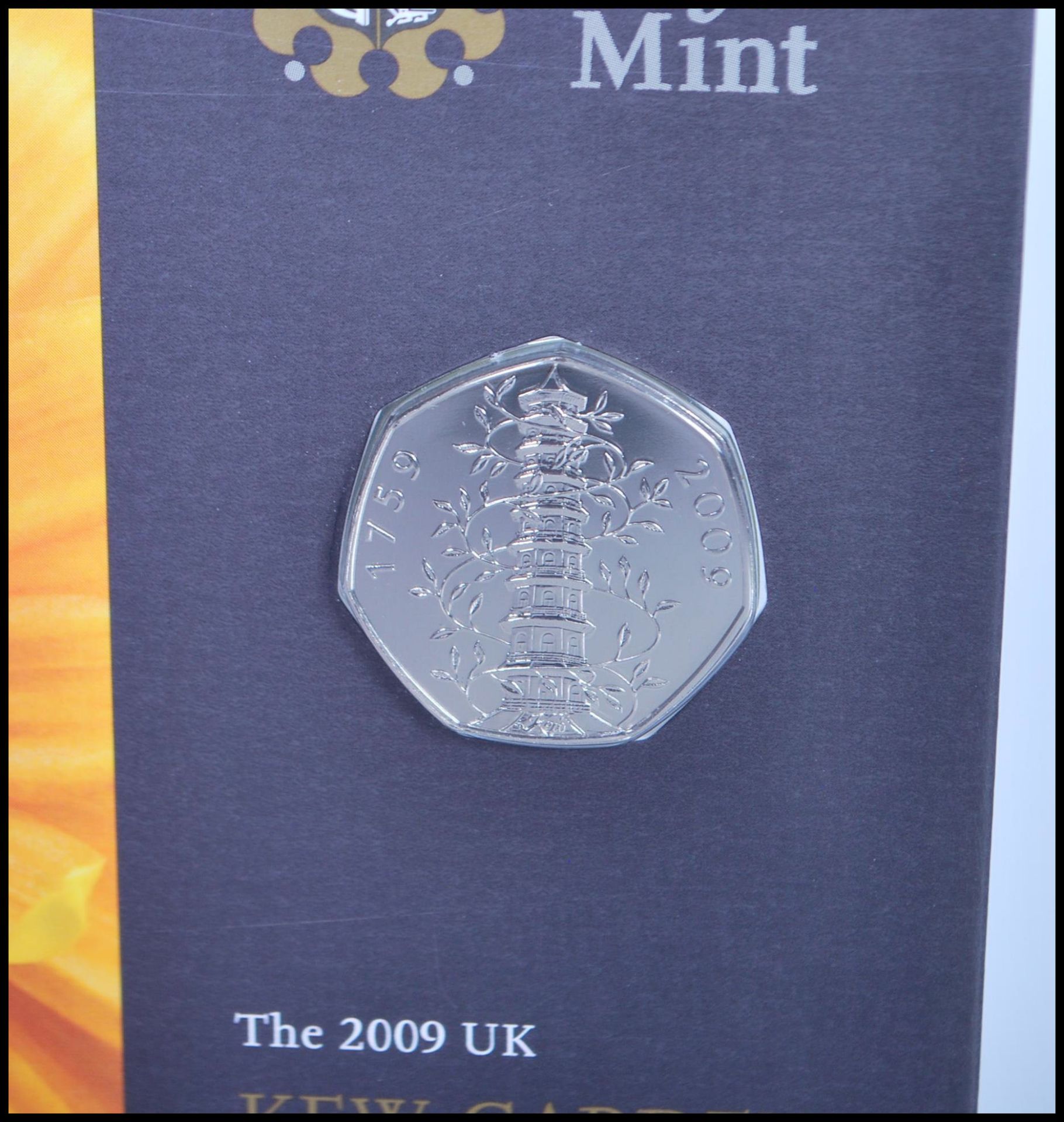 THE ROYAL MINT UNCIRCULATED 2009 KEW GARDENS 50p COIN, mounted to a presentation card - Bild 2 aus 4