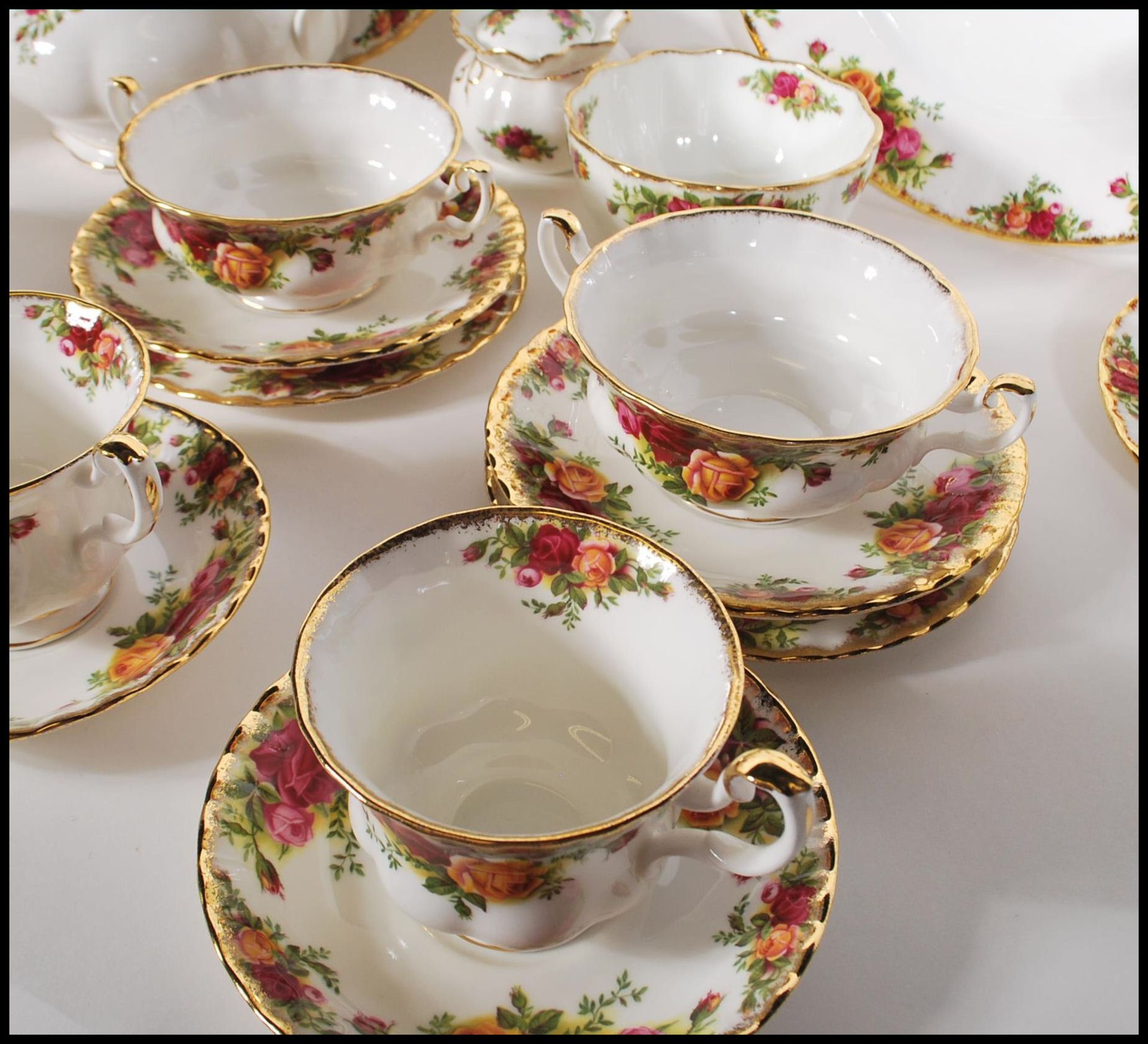 A Royal Albert Old Country Roses part tea set to include creamer jug, sugar bowl, cups, saucers, - Bild 9 aus 10