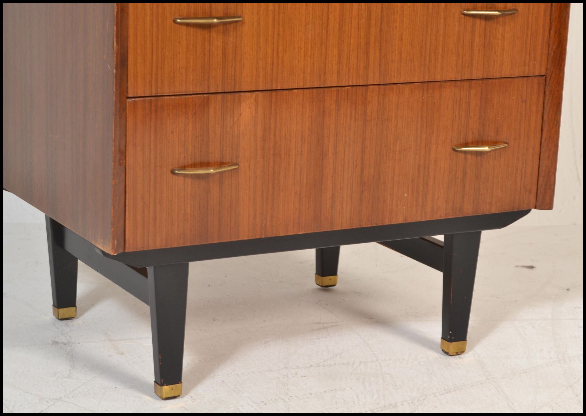 A mid 20th Century retro G-Plan style chest of drawers raised on ebony tapering square legs with - Bild 2 aus 5