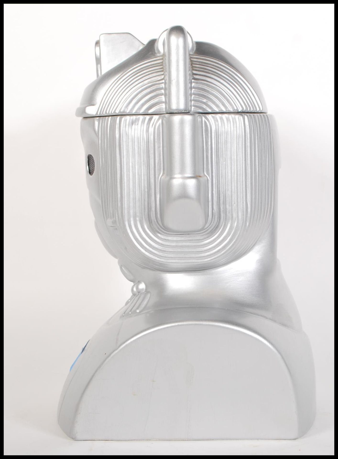 A novelty ceramic biscuit tin in the form of a Doctor Who Cyberman having a silvered finish, the top - Bild 4 aus 6