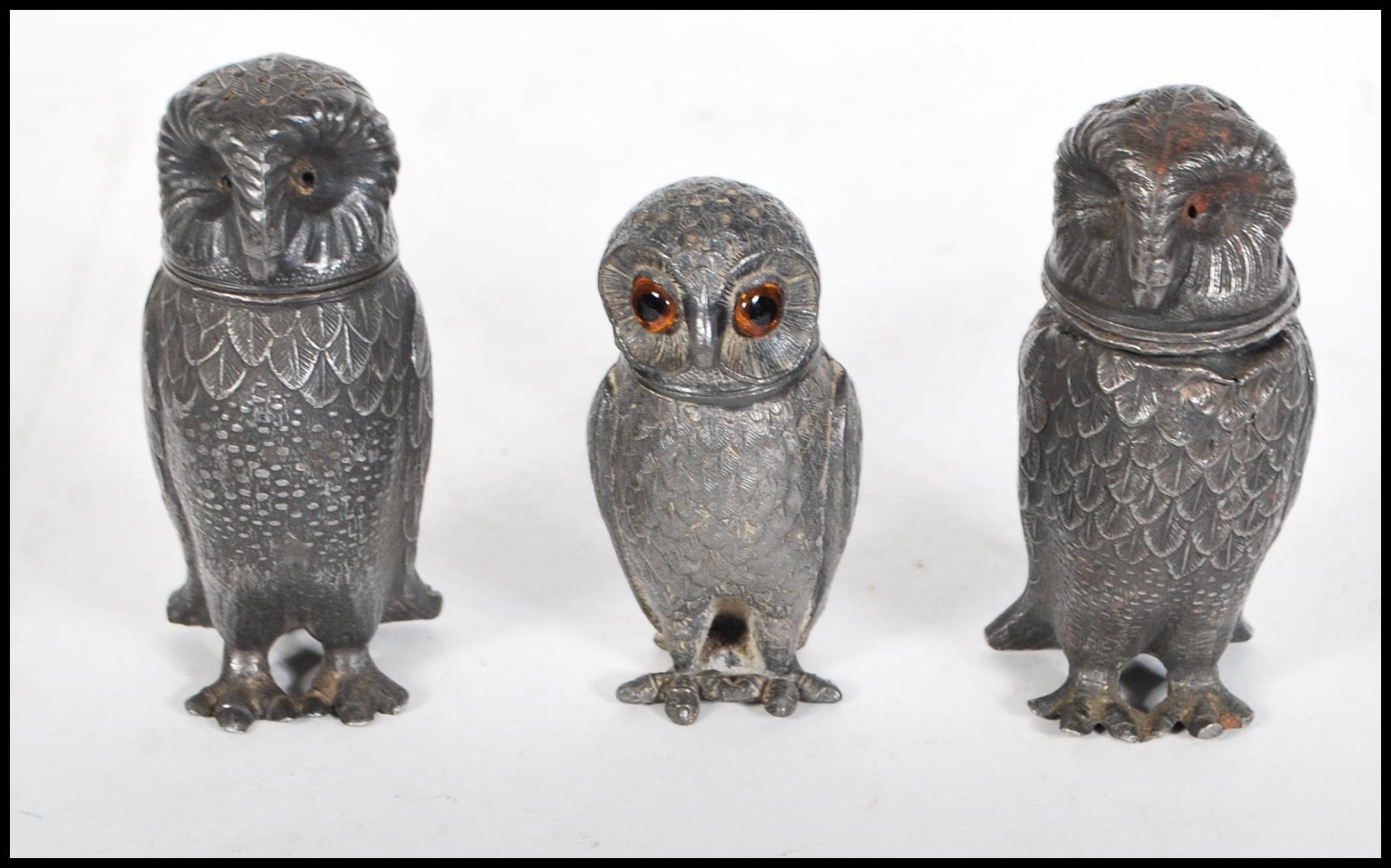A pair of 19th Century French pewter pepperette condiments in the form of owls, along with another - Bild 2 aus 7