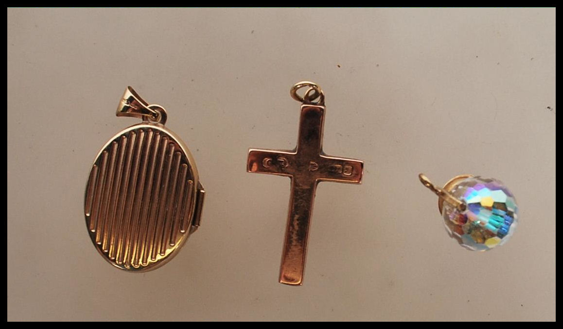 A group of three hallmarked 9ct gold pendants to include a locket of oval form with celtic knot - Image 2 of 5