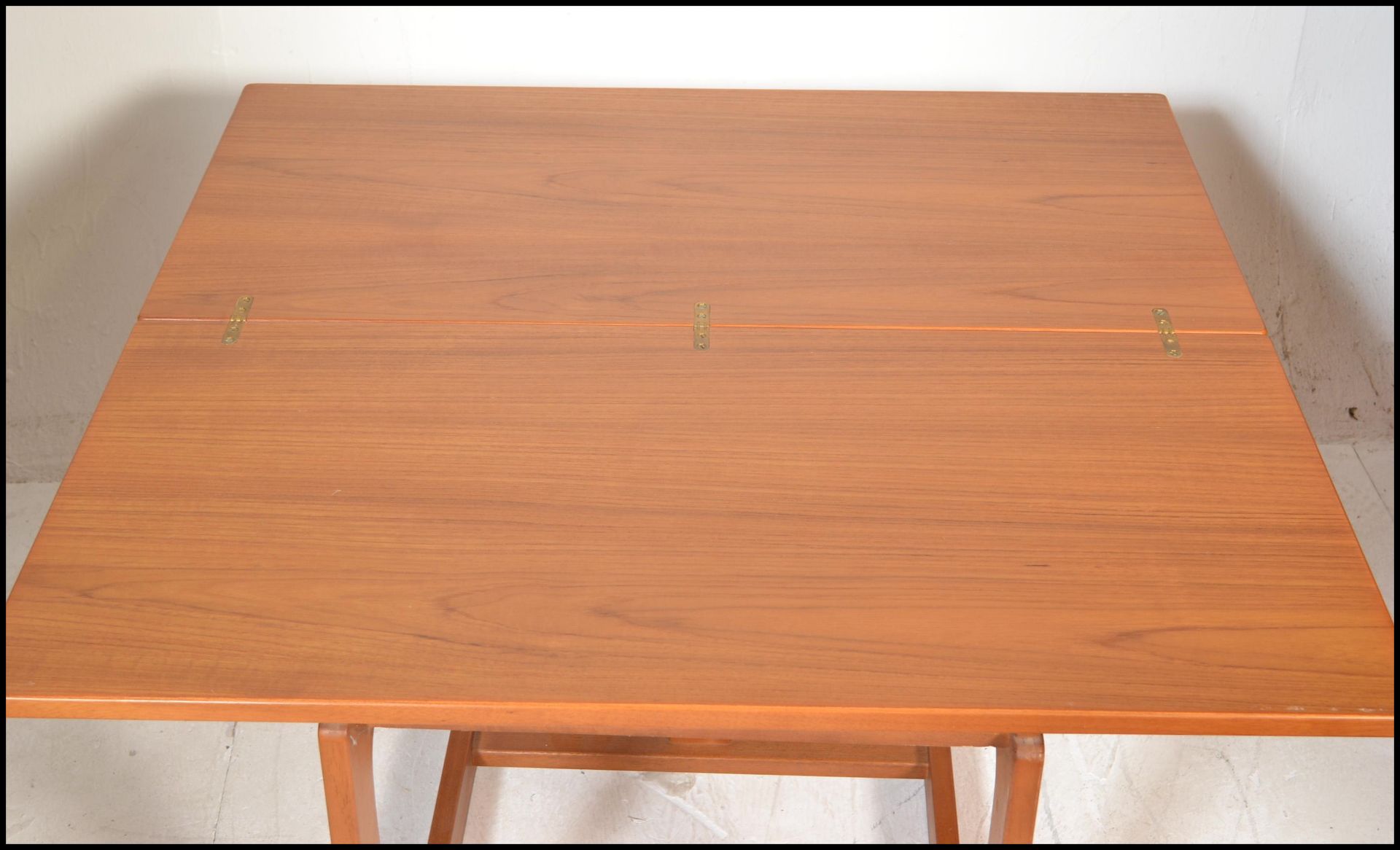 A retro 20th Century Danish inspired teak wood coffee table \ nest, flip over extending table top - Bild 5 aus 7