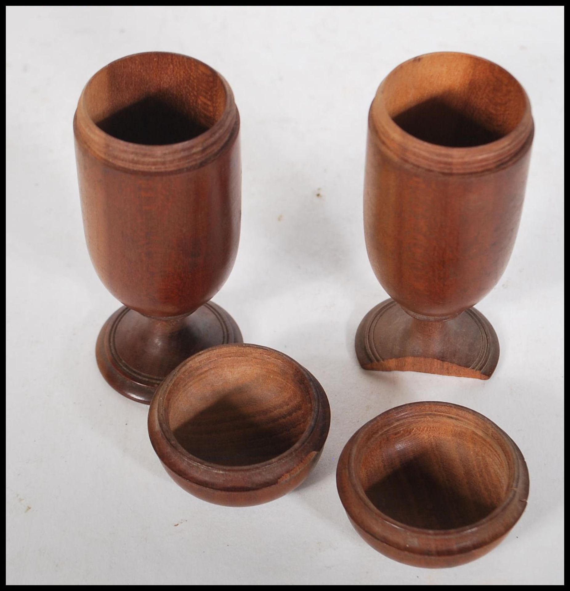 A pair of Georgian turned wooden gambling dice cups / shakers being raised on turned plinth bases - Bild 5 aus 5