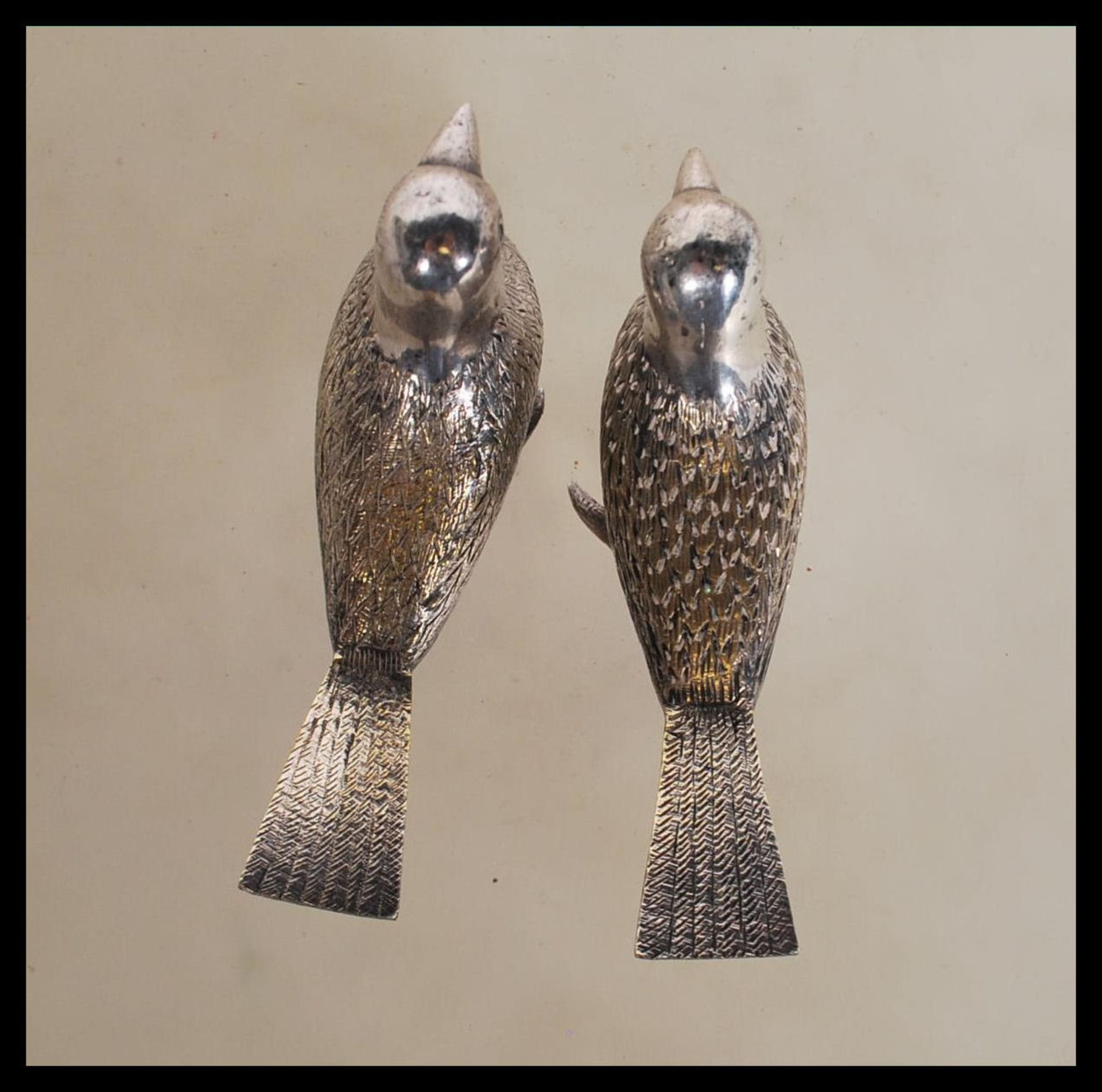 A pair of silver white metal salt and pepper condiments in the form of birds having engraved - Bild 4 aus 5