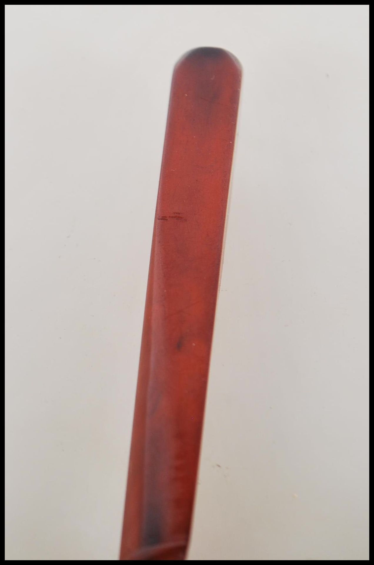 A vintage early 20th Century Art Deco bakelite cigarette cheroot holder being red in colour. - Bild 3 aus 4