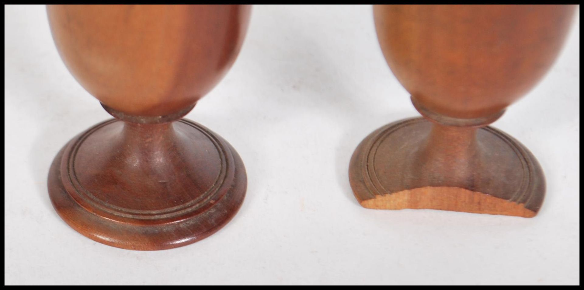 A pair of Georgian turned wooden gambling dice cups / shakers being raised on turned plinth bases - Bild 3 aus 5