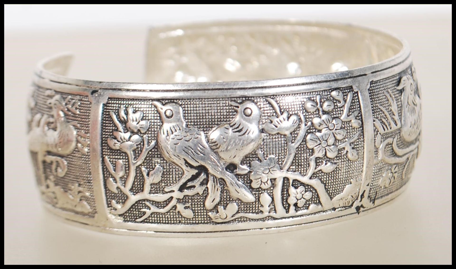 A Chinese silver white metal bangle / bracelet being repousse decorated with ducks, deers, birds and - Bild 2 aus 7