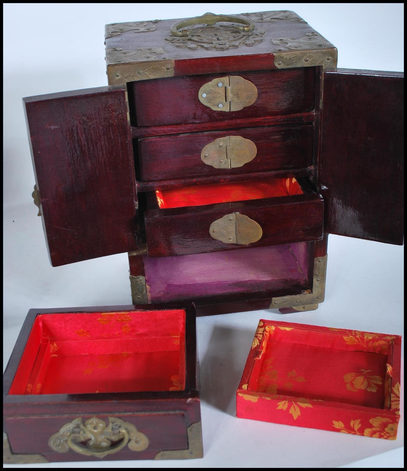 A group of three vintage Chinese jewelry boxes, one having jade like panels set to the sides and two - Bild 7 aus 7