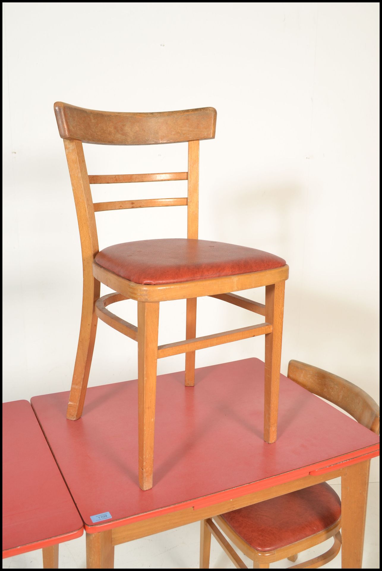 A retro mid century 1950's red formica and beech wood draw leaf dining table. The red formica top - Bild 5 aus 5