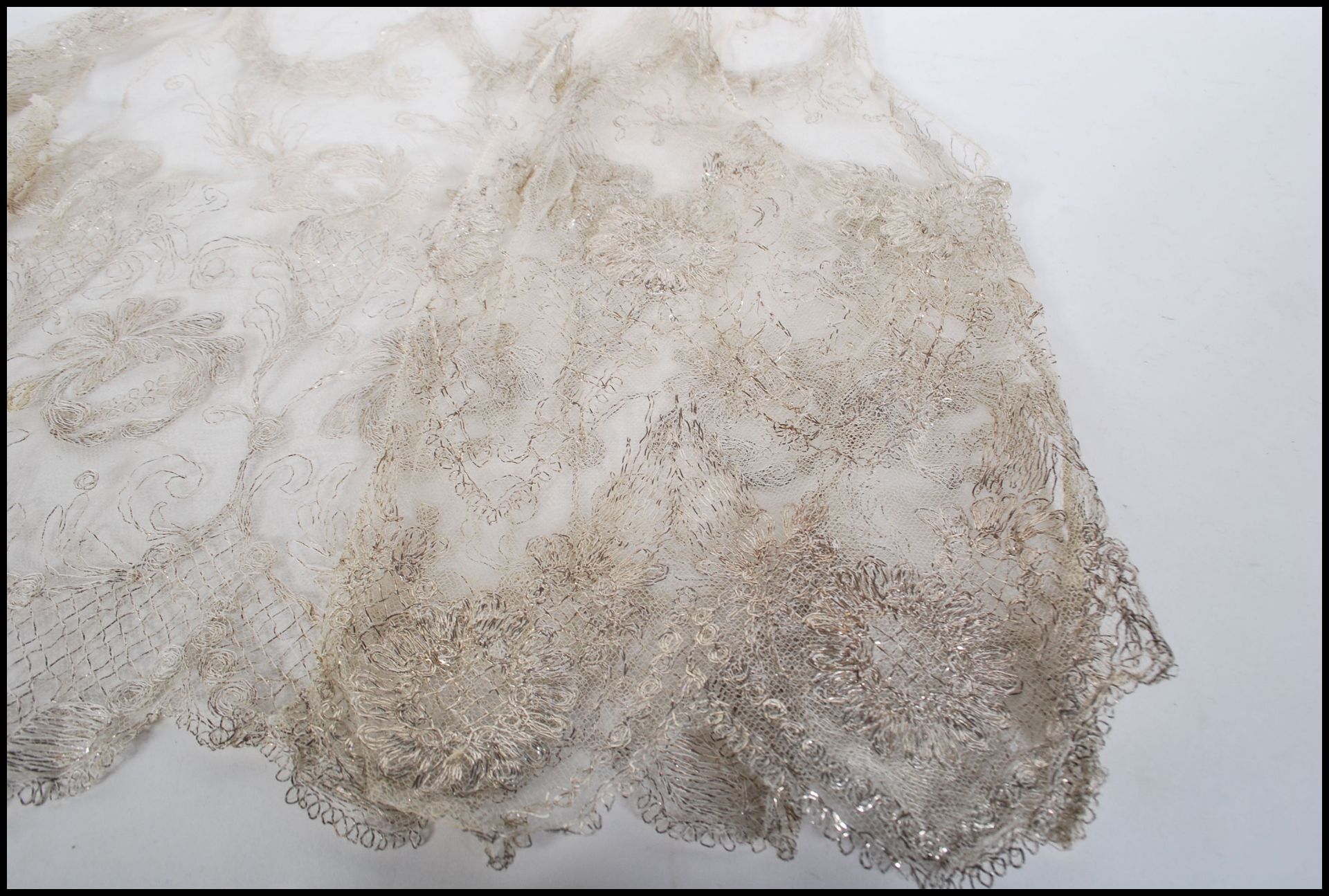 An early 20th Century Edwardian ladies lace waistcoat of small proportions, having silver woven - Bild 4 aus 6