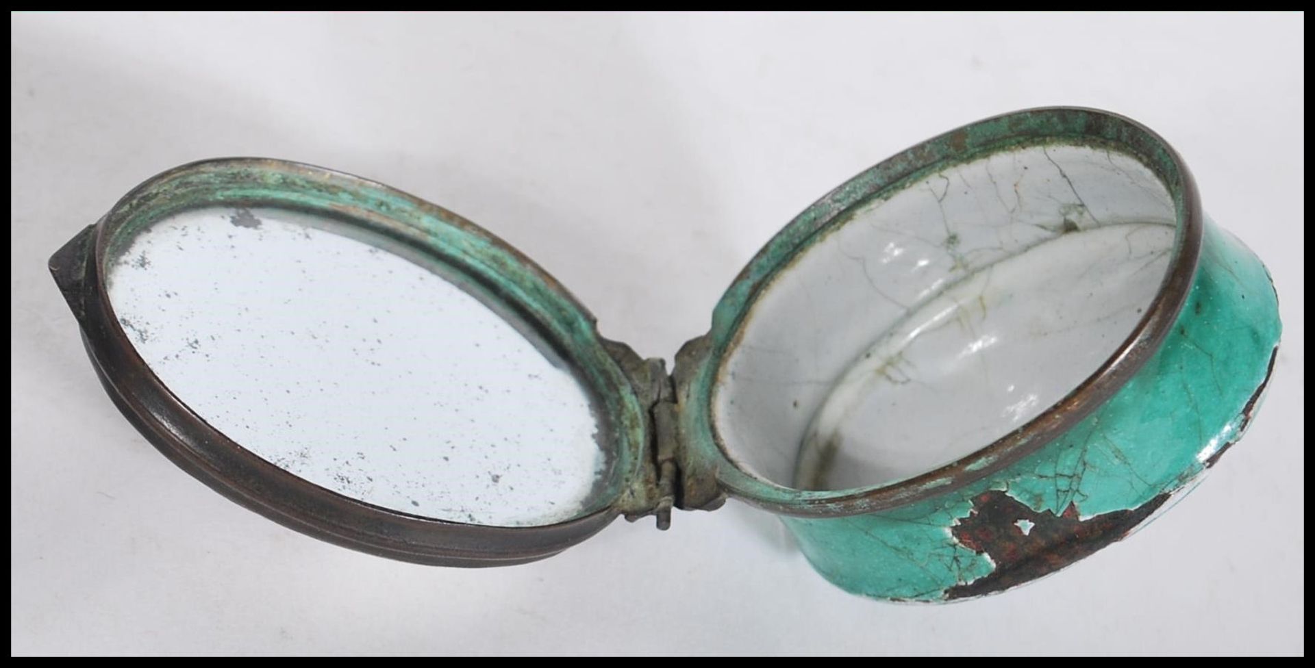 A Georgian enamel hinged snuff pot, the top of the lid depicting the face and notation for The - Bild 6 aus 7