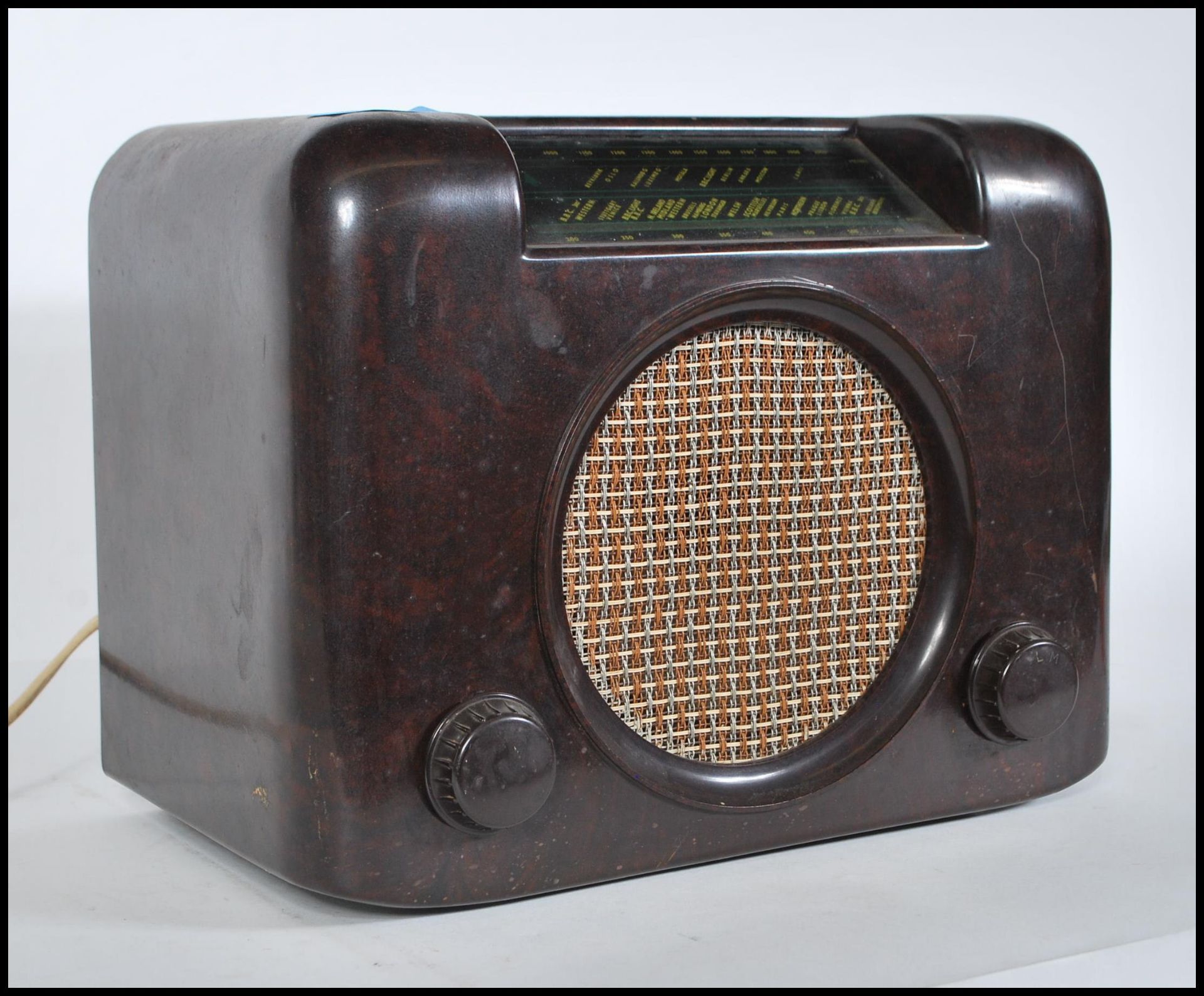 A vintage 1940's bakelite Bush radio type DAC. 90. having central round speaker with tuning and - Bild 2 aus 4