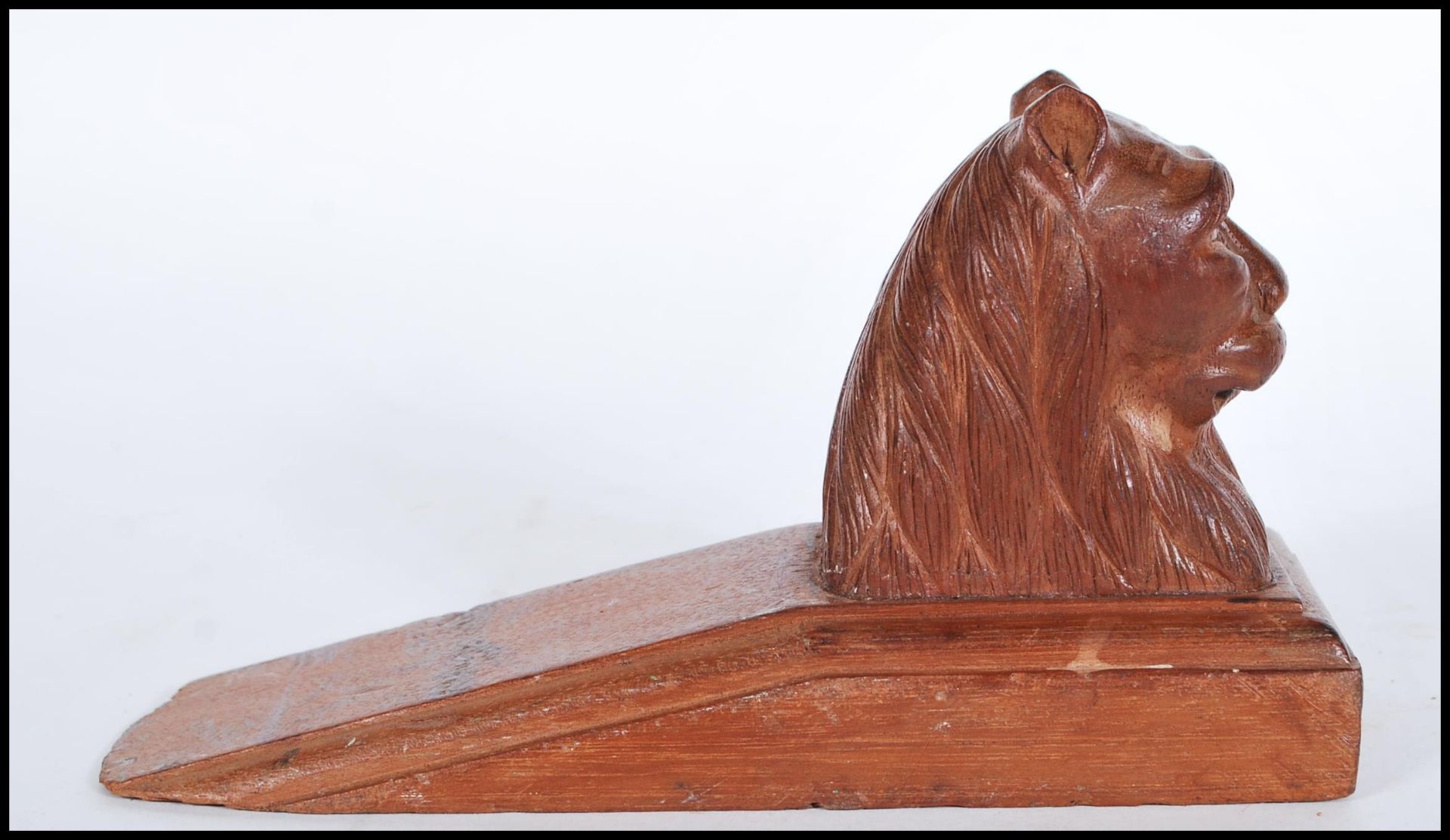 A 20th Century carved wooden door stop in the form of a seated lion. Measures 10 cm x 9 cm. - Bild 3 aus 6