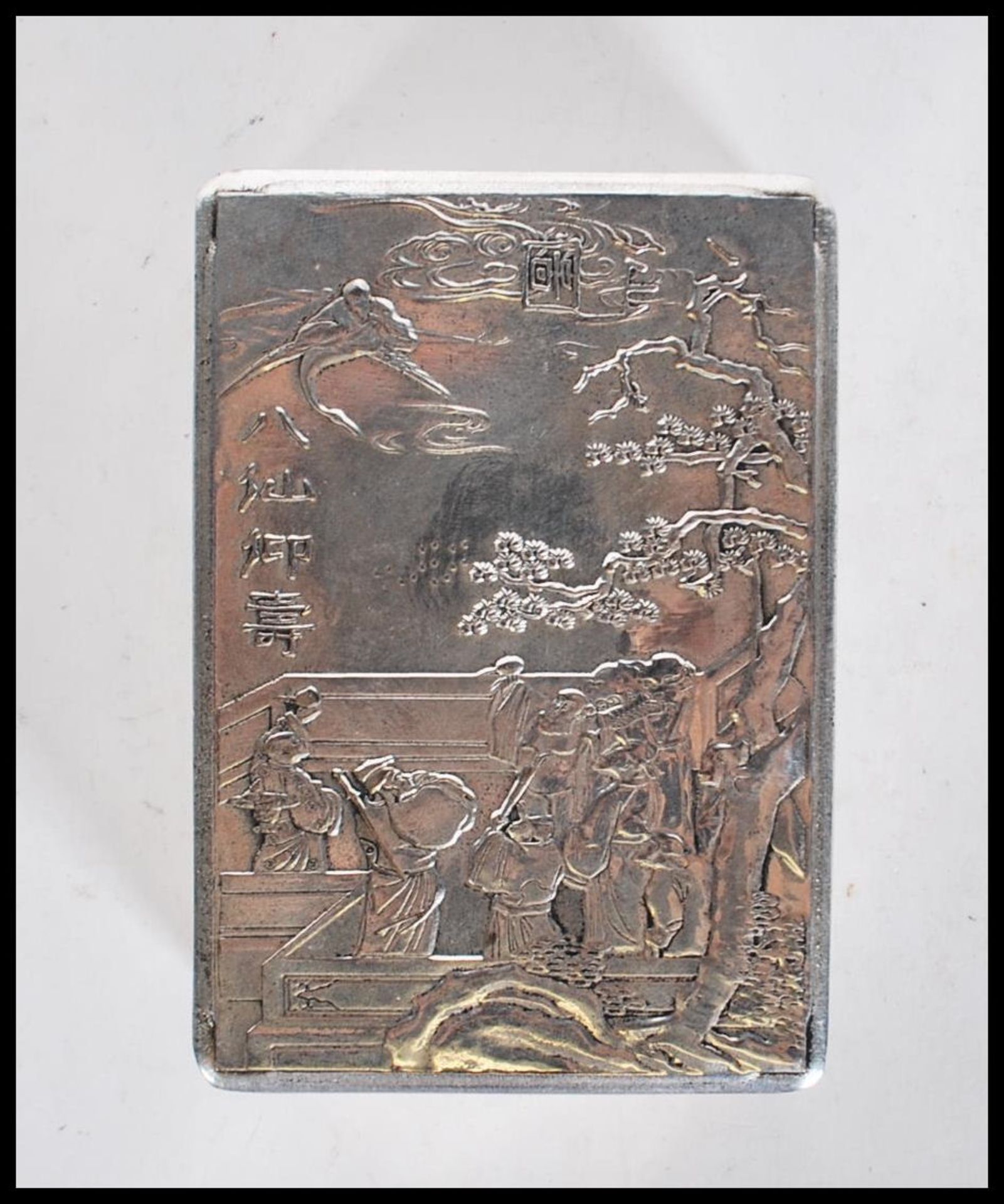 A silver white metal Chinese trinket box, the lid having relief oriental scene decoration - Bild 2 aus 5
