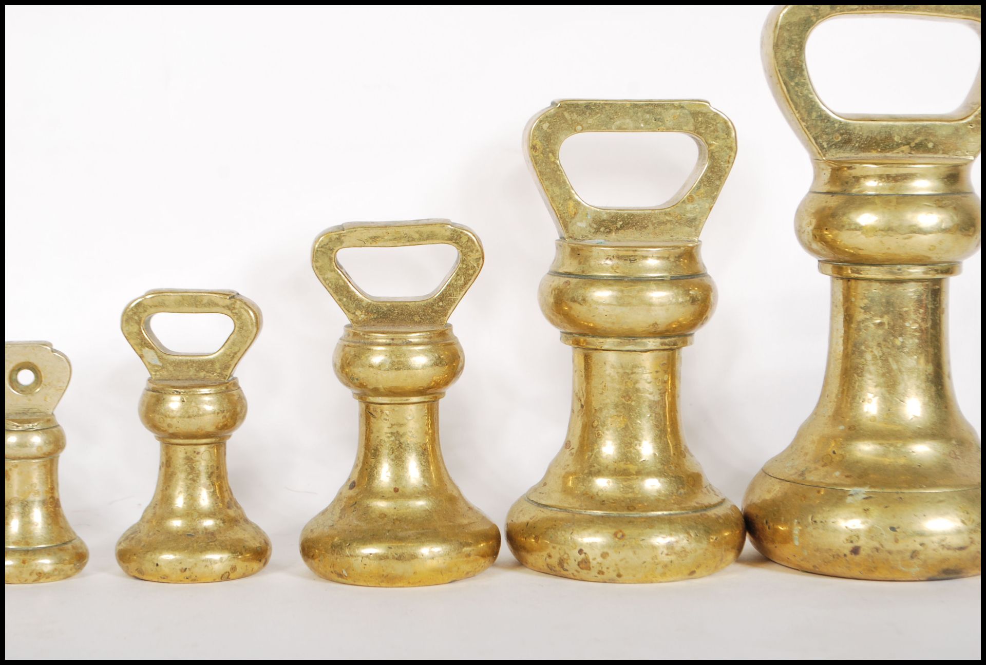 A selection of 20th century graduating brass bell weights having carrying handles atop, with the - Bild 3 aus 7