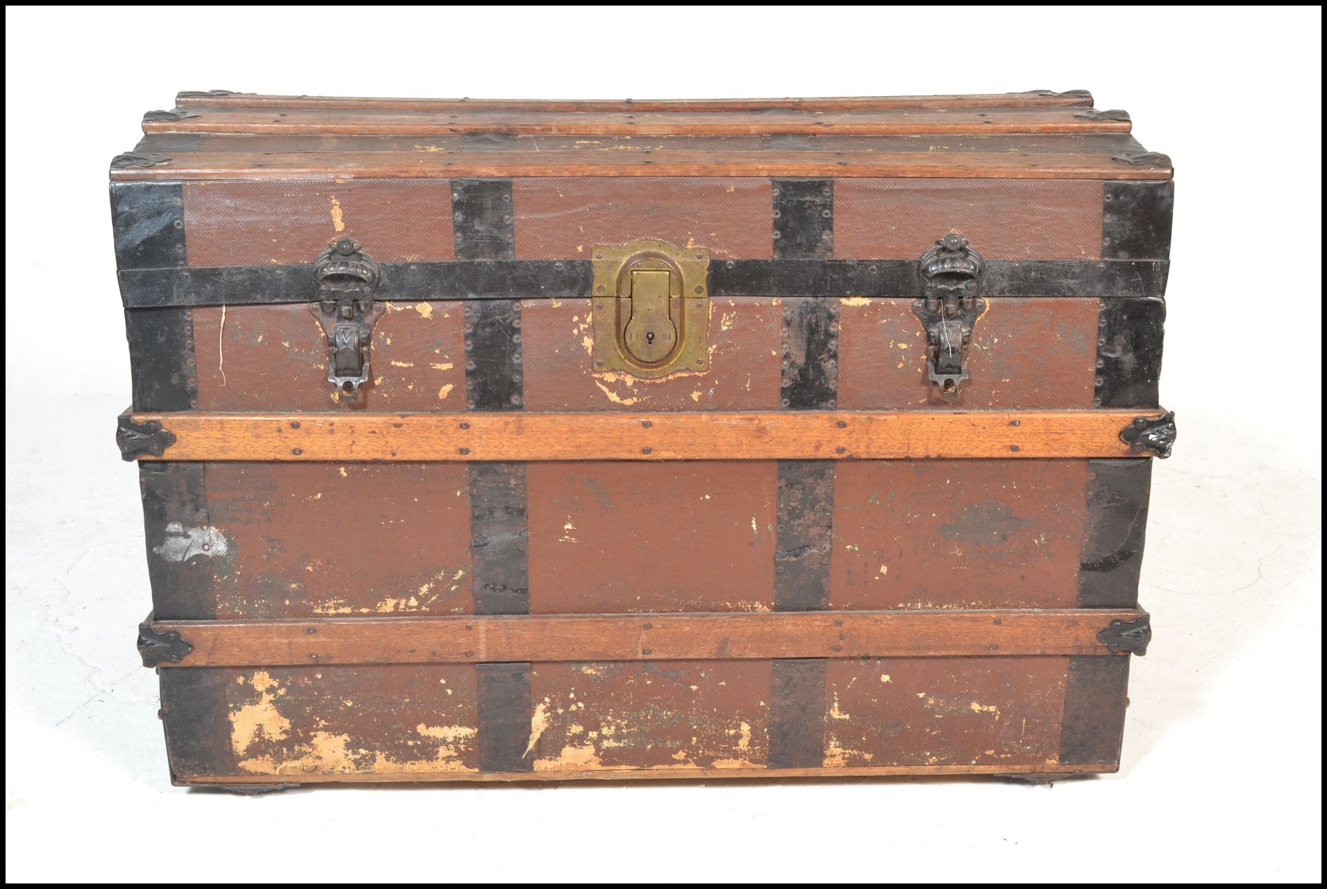 A Victorian 19th century wooden and canvas bound large dome top steamer trunk. Brown canvas with - Bild 4 aus 10