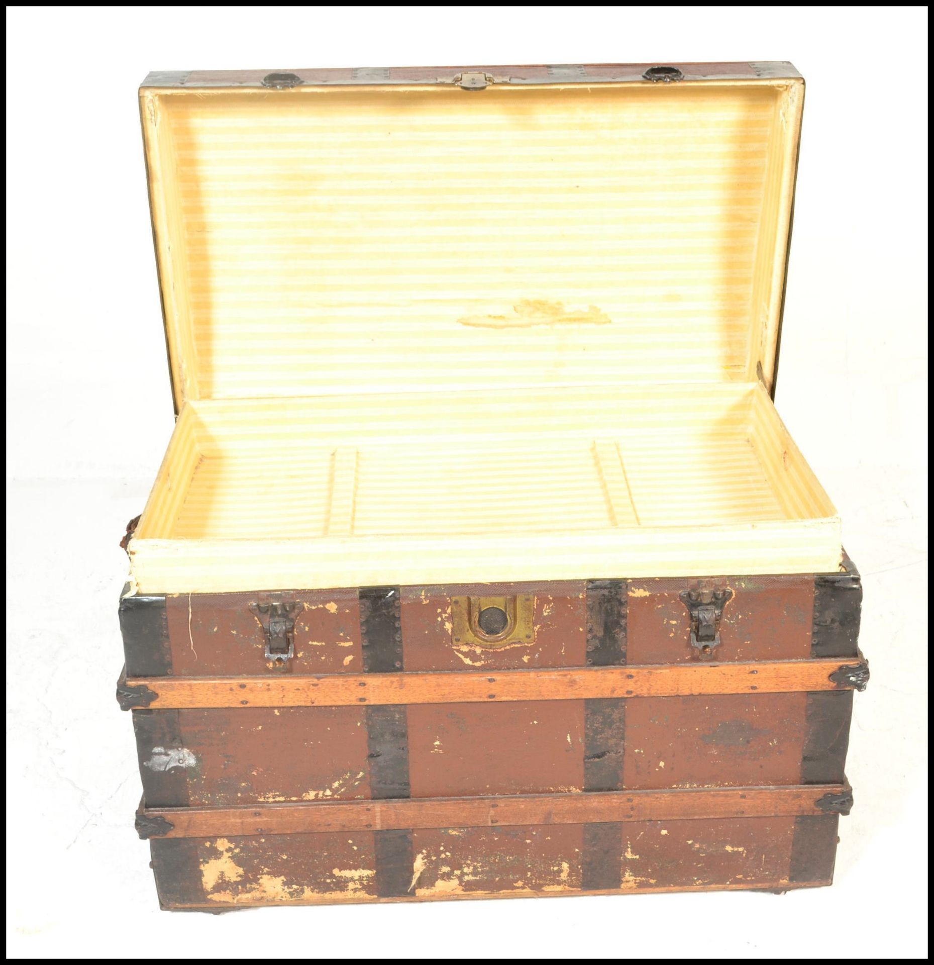 A Victorian 19th century wooden and canvas bound large dome top steamer trunk. Brown canvas with - Bild 6 aus 10