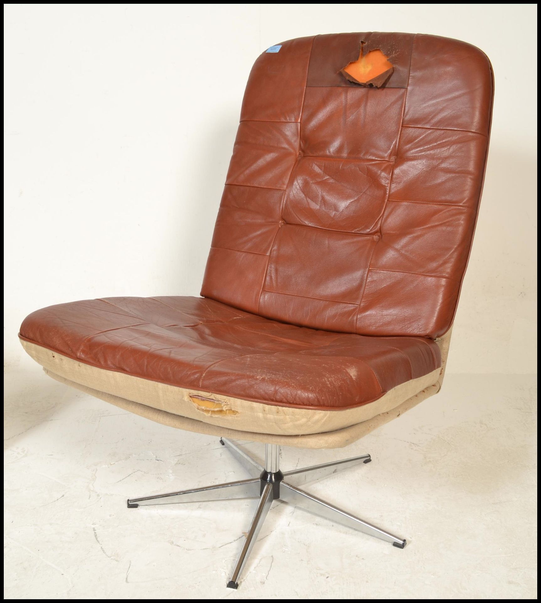 A mid century Danish oxblood leather swivel armchair being raised on a five point chrome base - Bild 4 aus 5